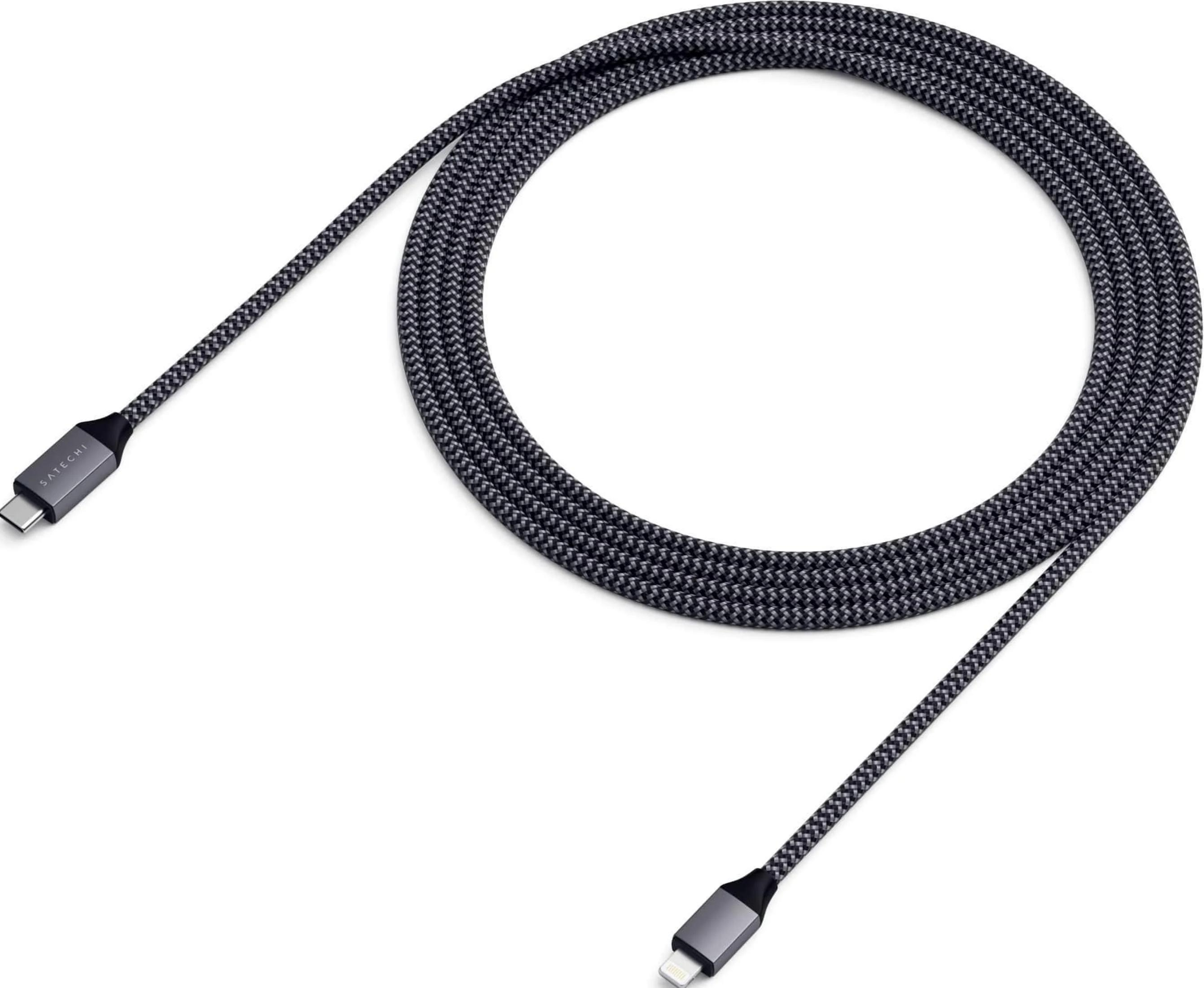 Ein graues und schwarzes geflochtenes USB-C-zu-Lightning-Kabel auf weißem Hintergrund.
