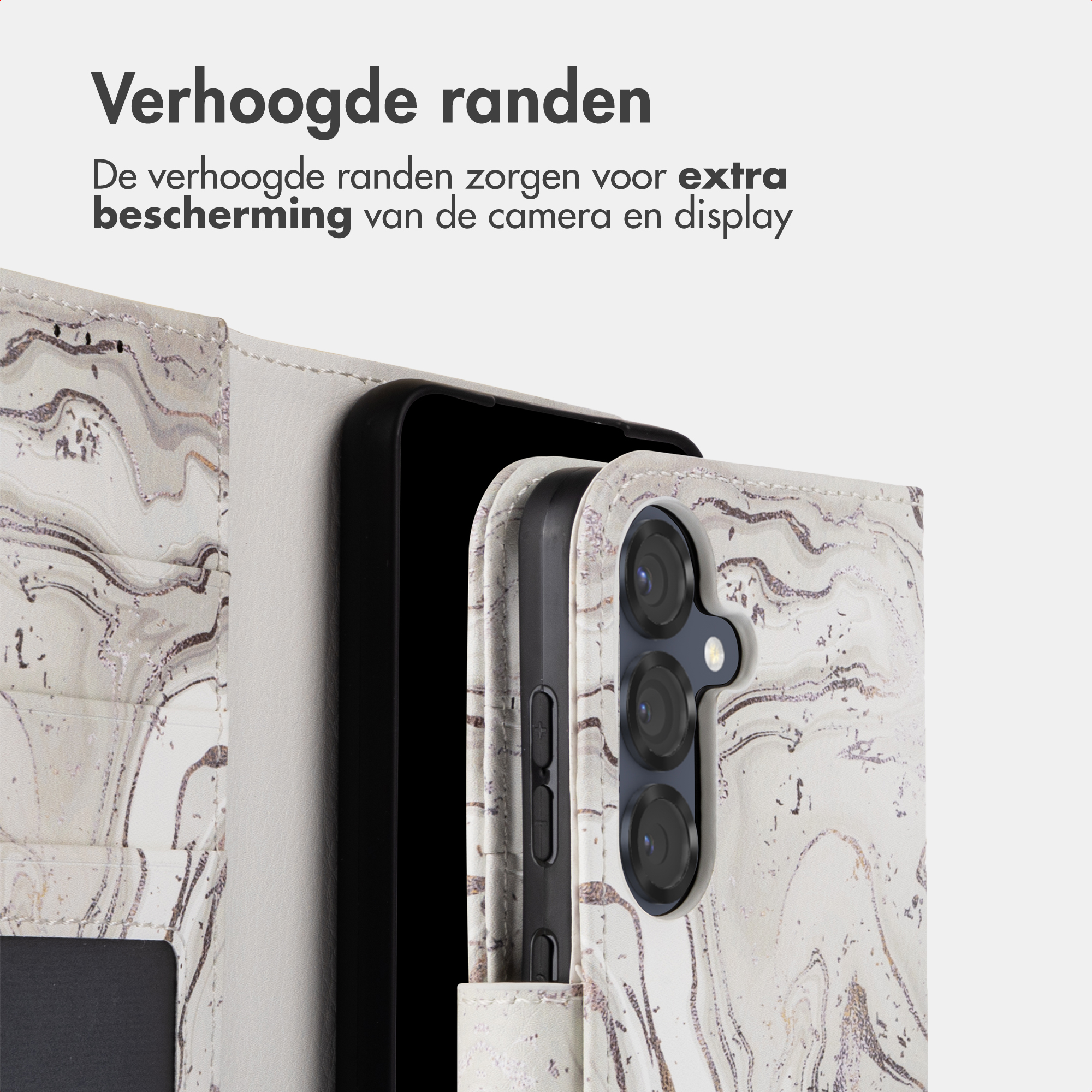 Un telefono con custodia effetto marmo, la fotocamera è visibile.