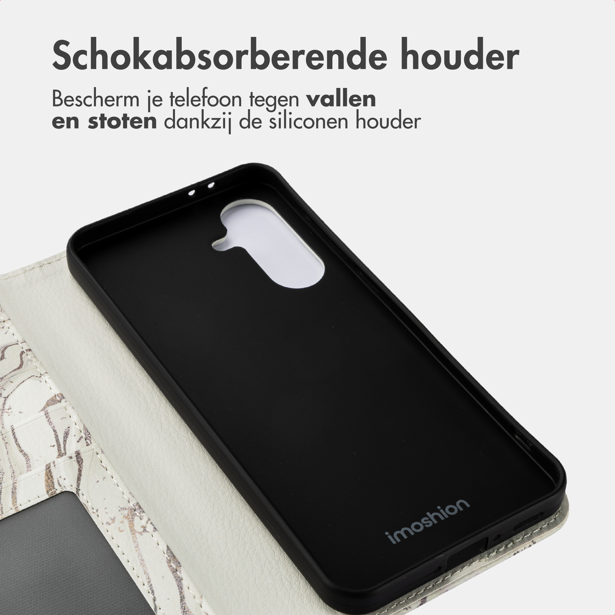 Coque de téléphone noire à motif blanc, posée sur une surface grise.