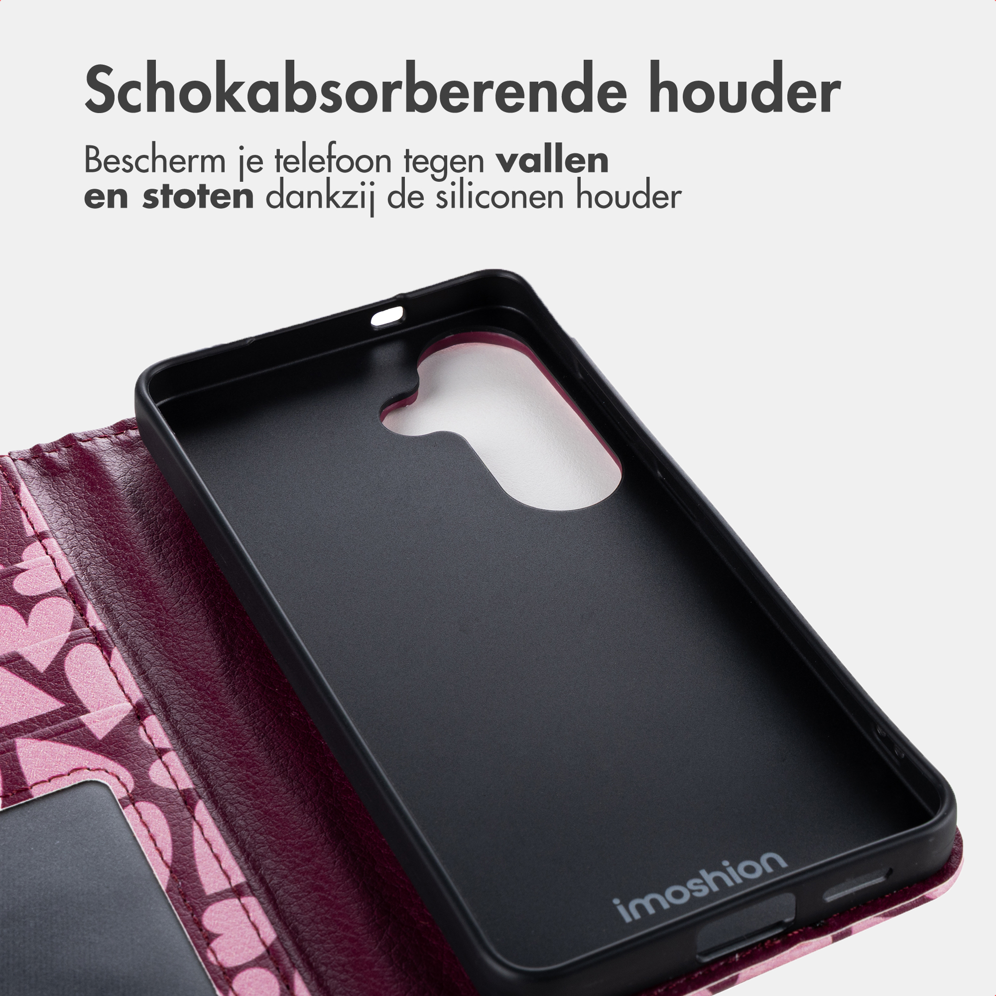 Een zwarte telefoonhoes met een roze hartjespatroon aan de linkerkant.