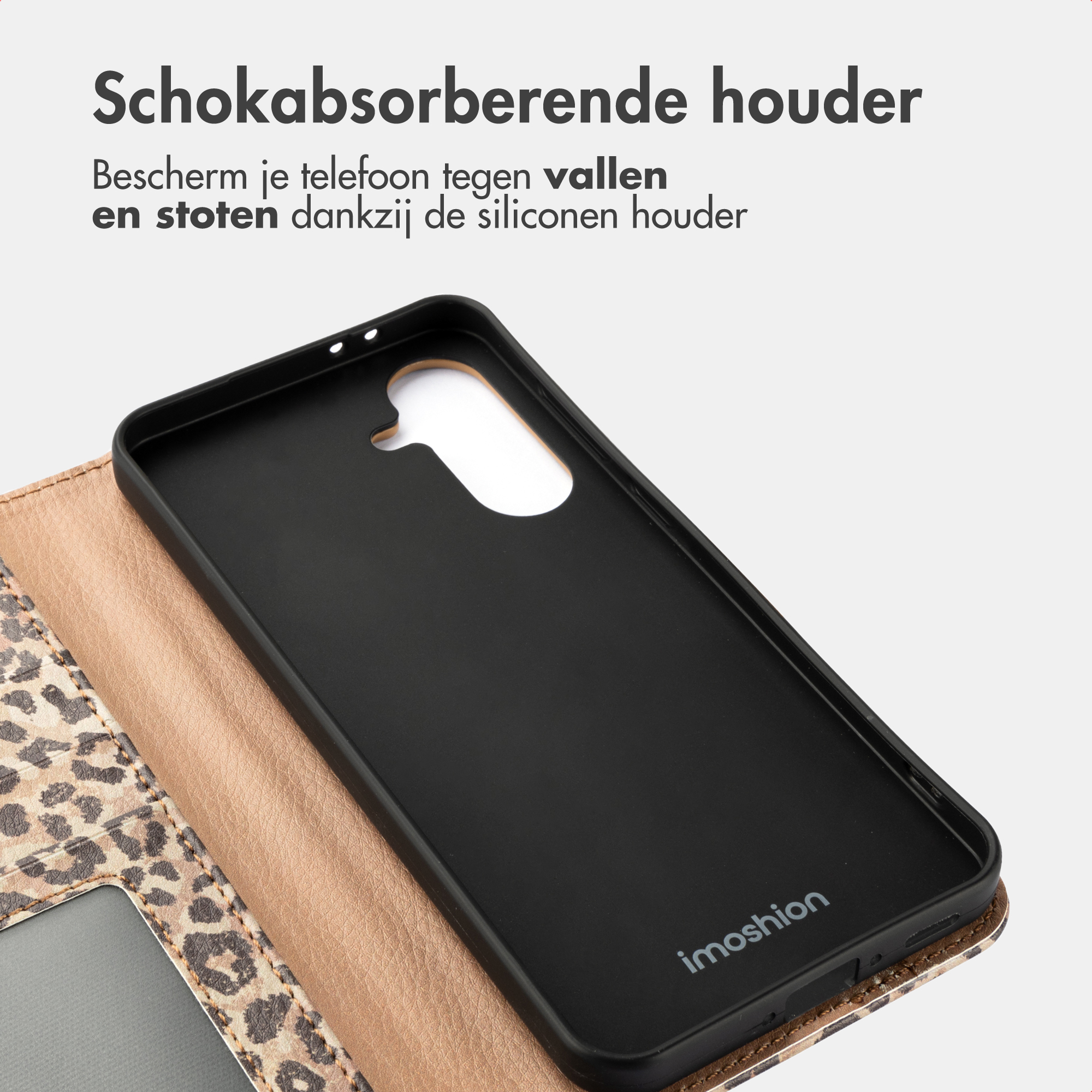 Coque de téléphone noire avec imprimé léopard et cuir marron.