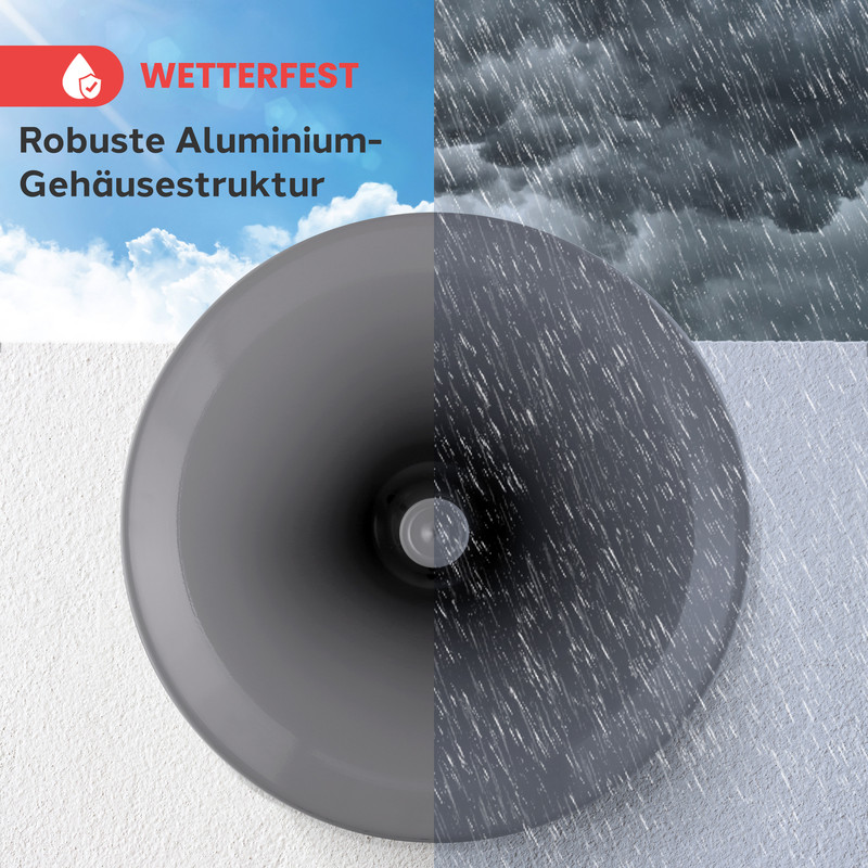 Wetterfestes Aluminiumgehäuse mit Lautsprecher unter blauem Himmel und Regen.