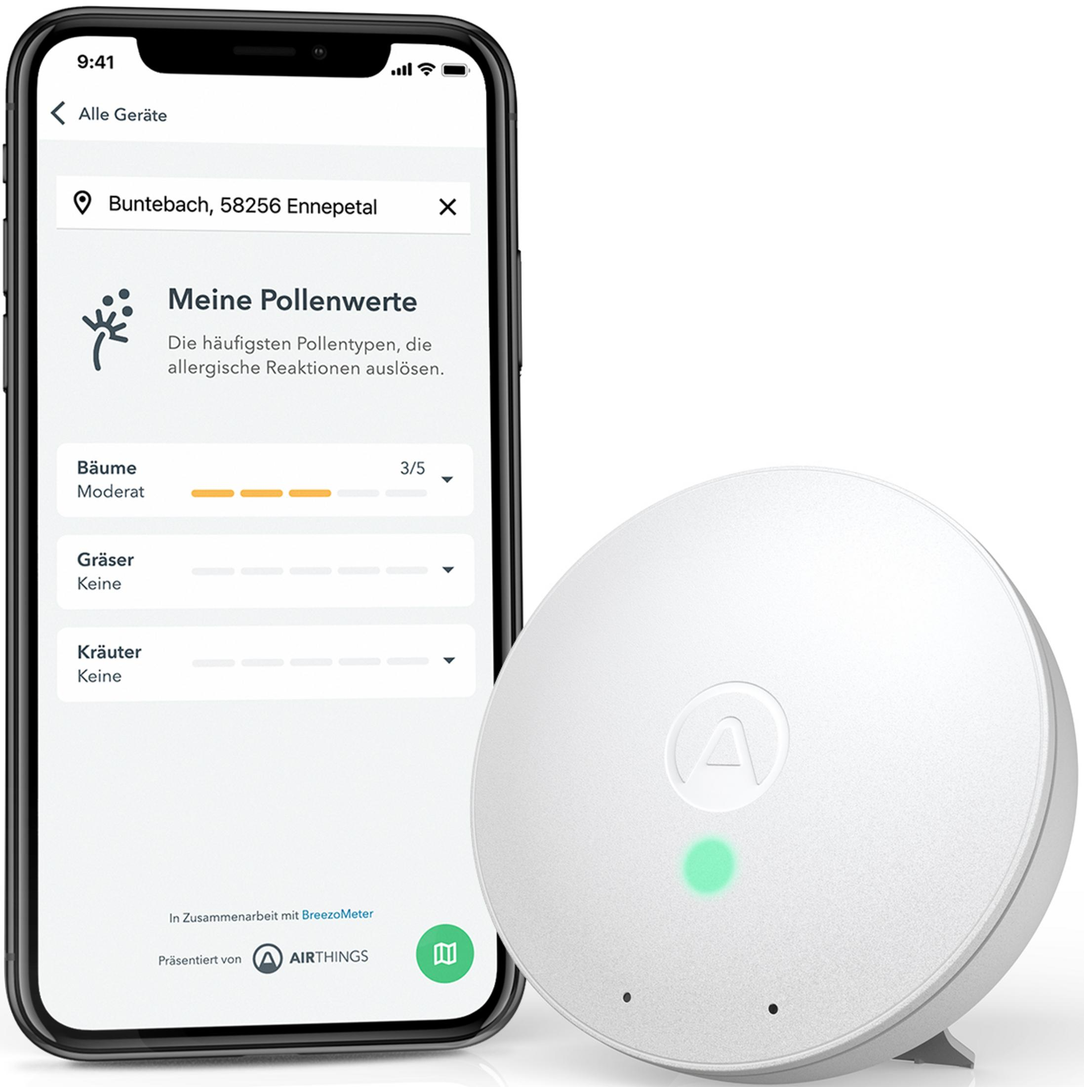 Ein Smartphone zeigt Pollenwerte an, daneben ein weißes Airthings-Gerät mit grüner LED.