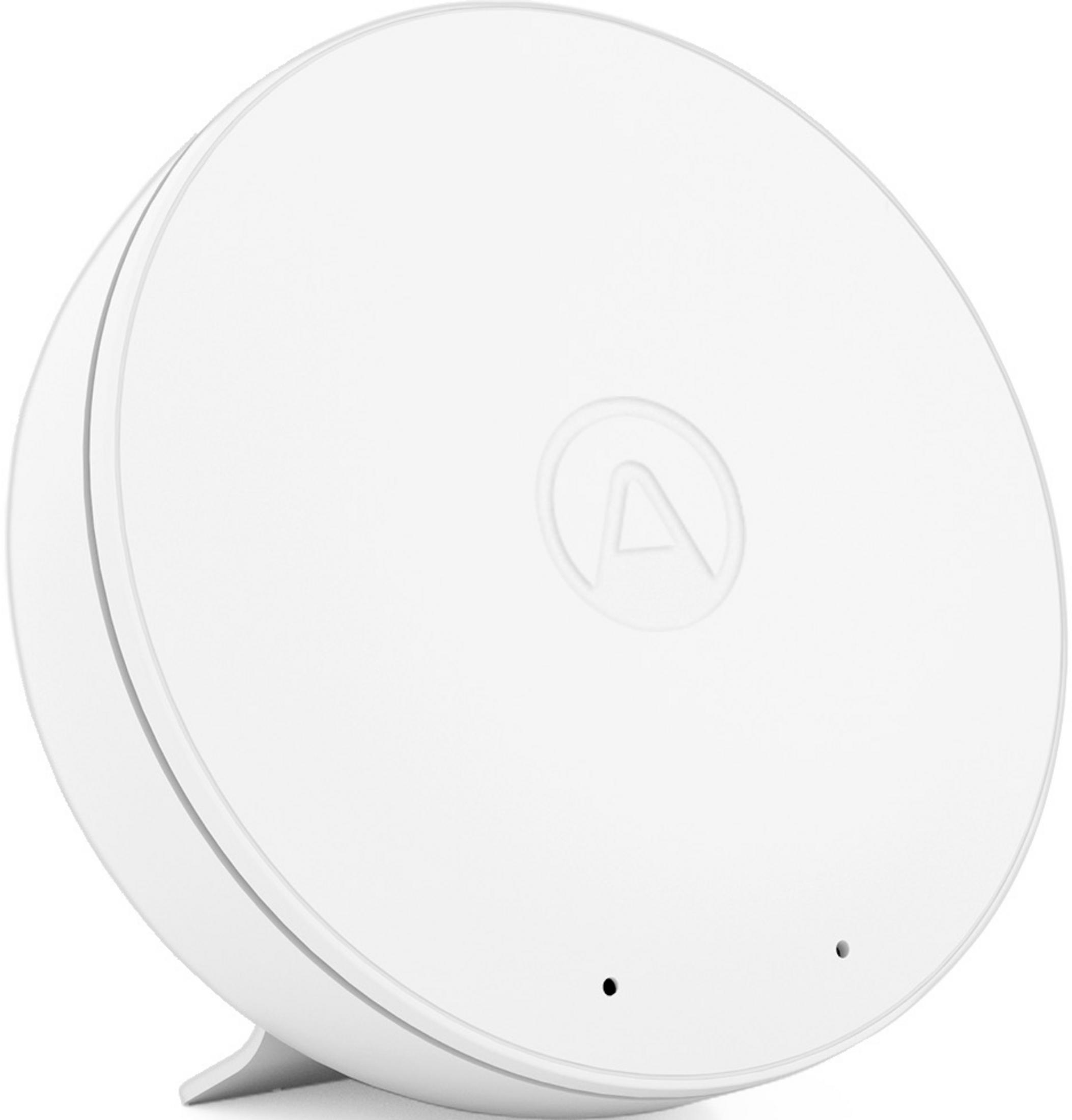 Ein weißer, runder Smart-Hub mit einem eingeprägten Logo und zwei kleinen Löchern.
