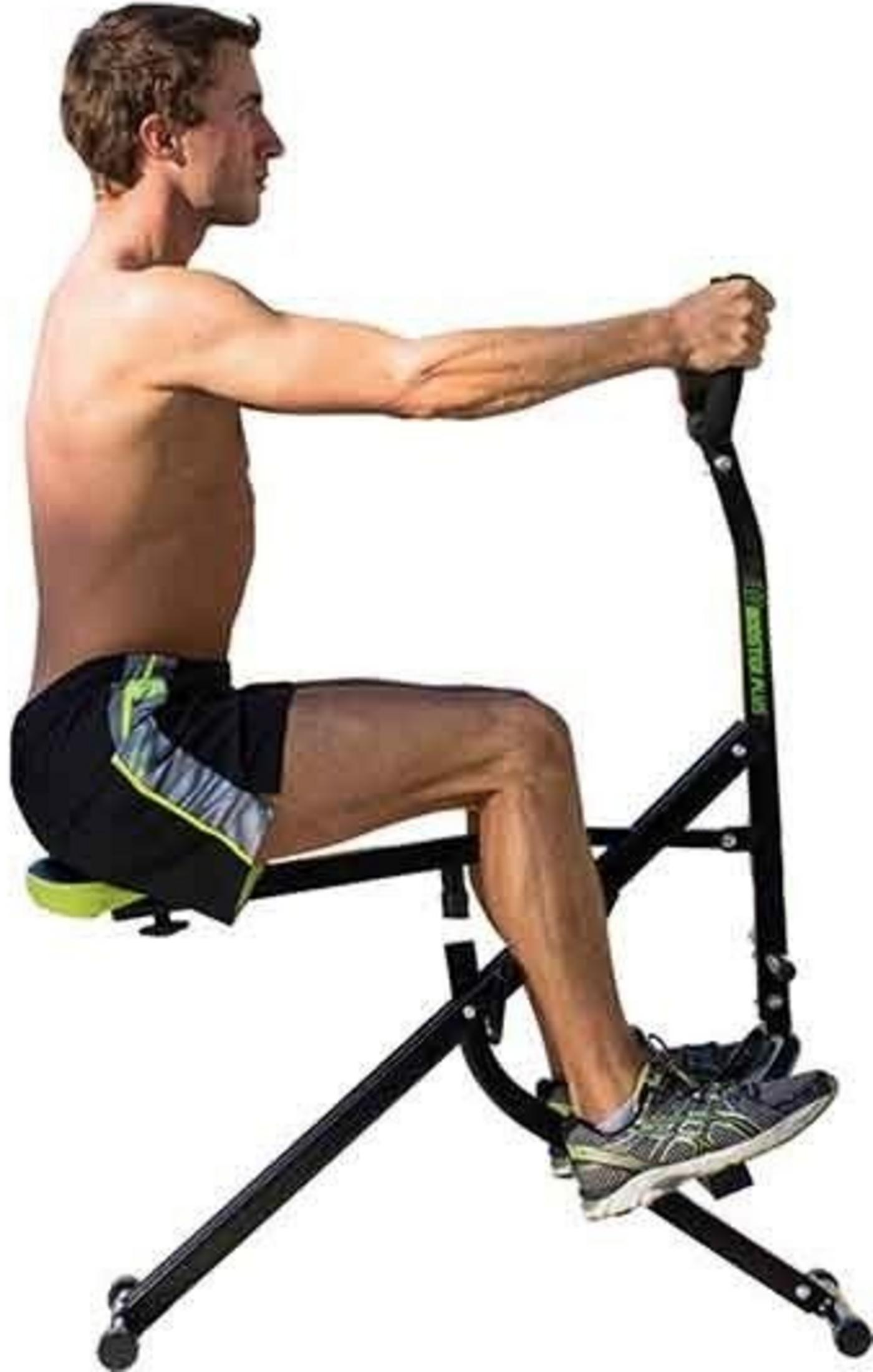 Ein Mann trainiert auf einem Heimtrainer mit schwarzem Rahmen und grünem Sitz.
