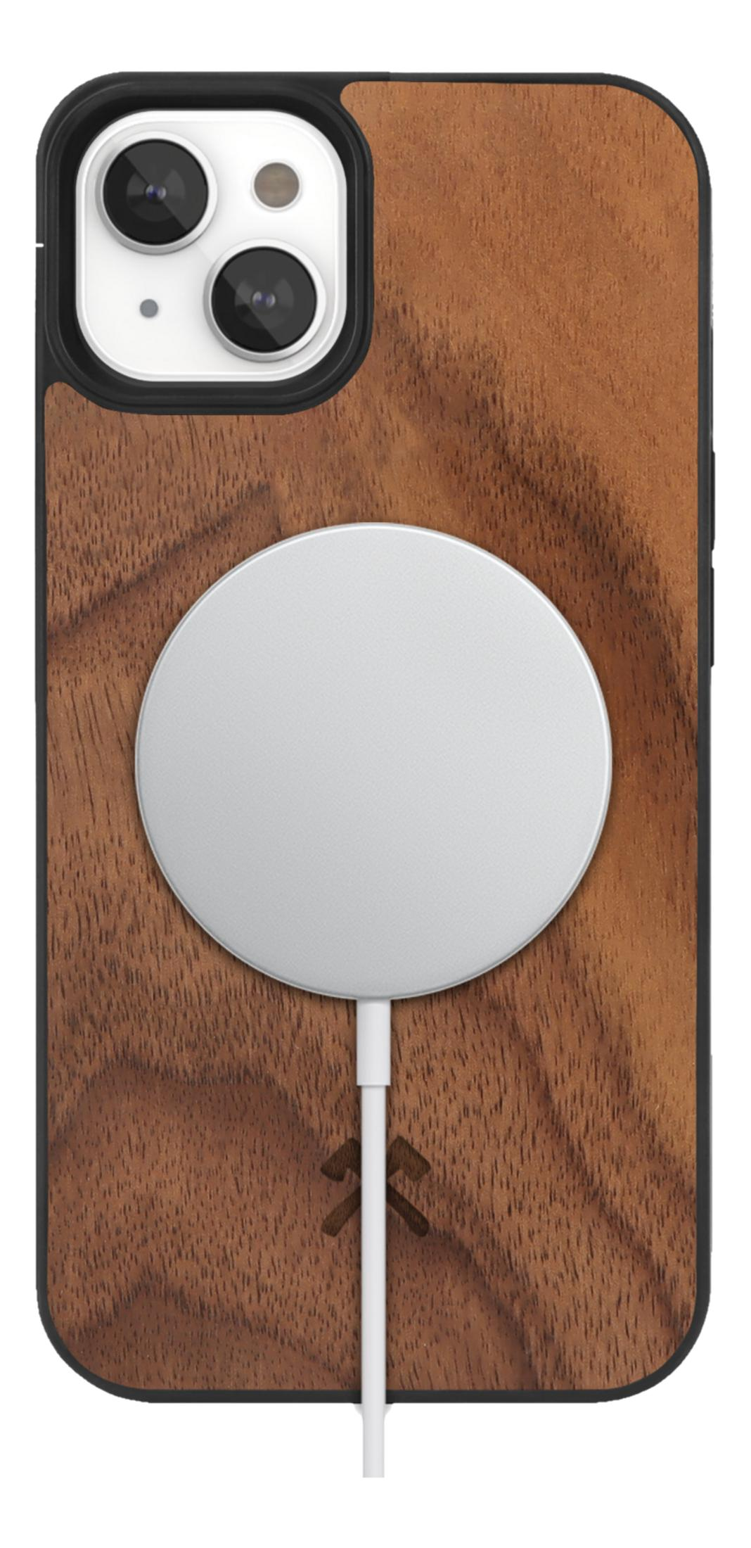 Ein braunes Handy mit Holzmuster, Kameralinsen und weißem Ladekabel.