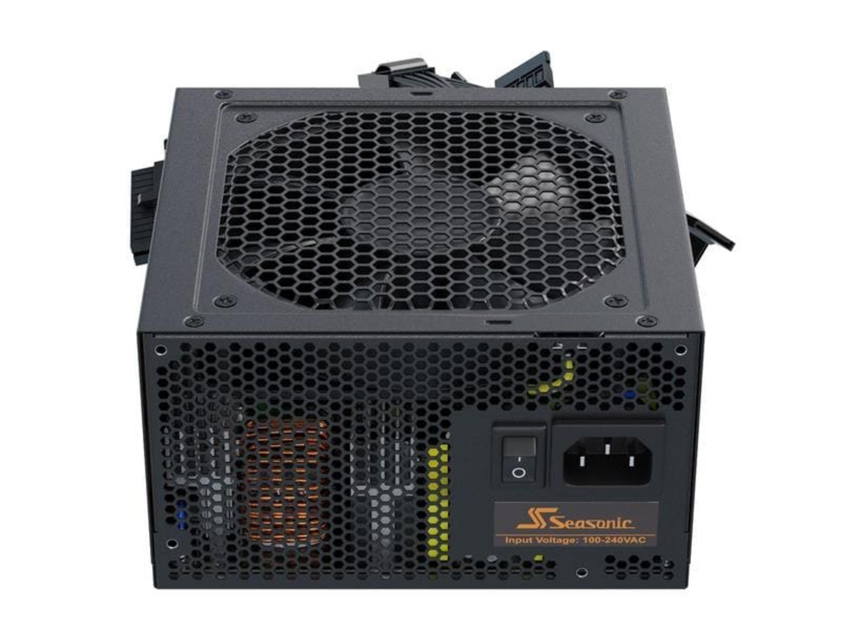 Alimentatore nero con griglia ventola a nido d'ape e connettori.