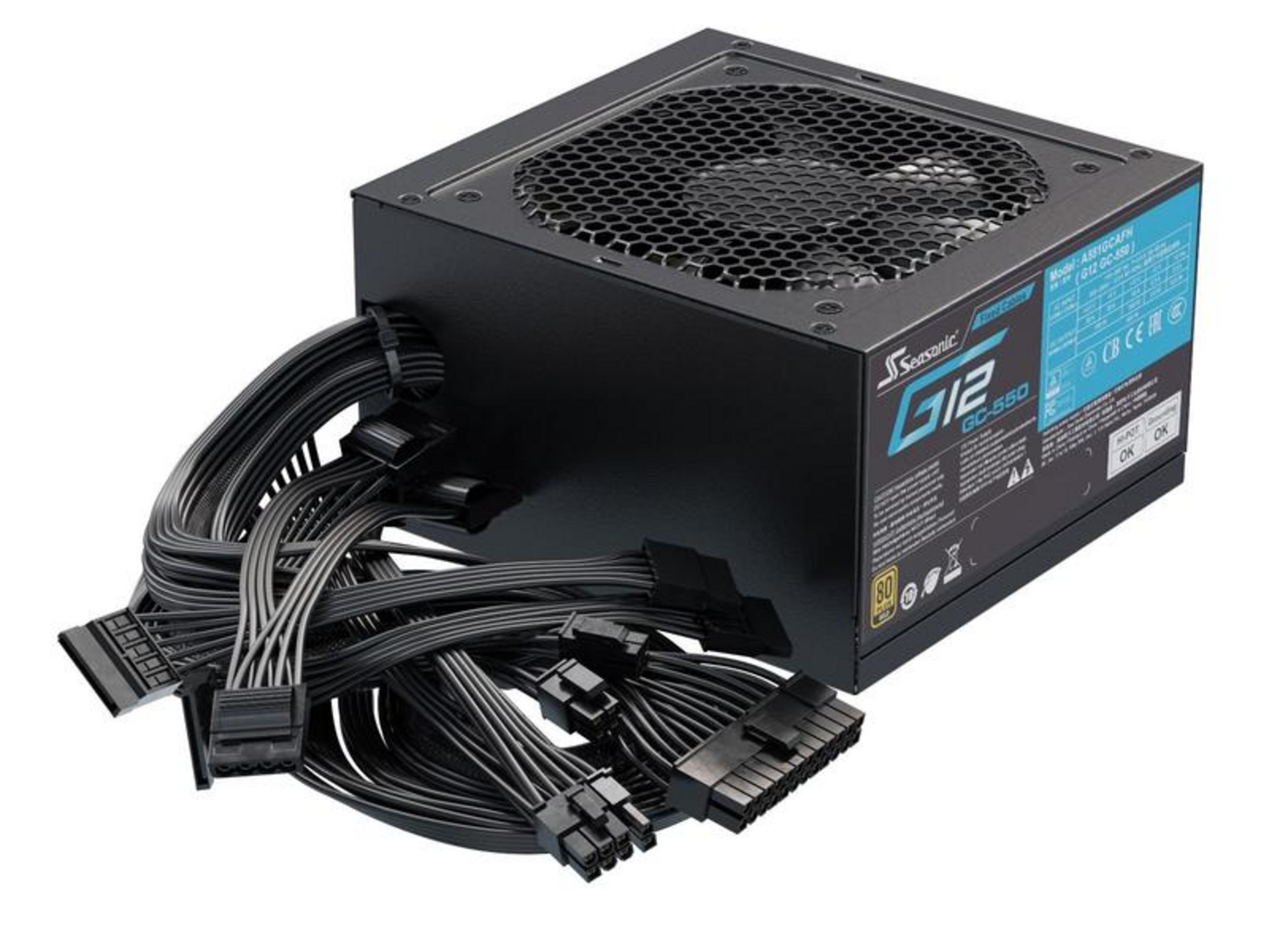 Alimentatore PC nero con ventola e molti cavi, su sfondo bianco.