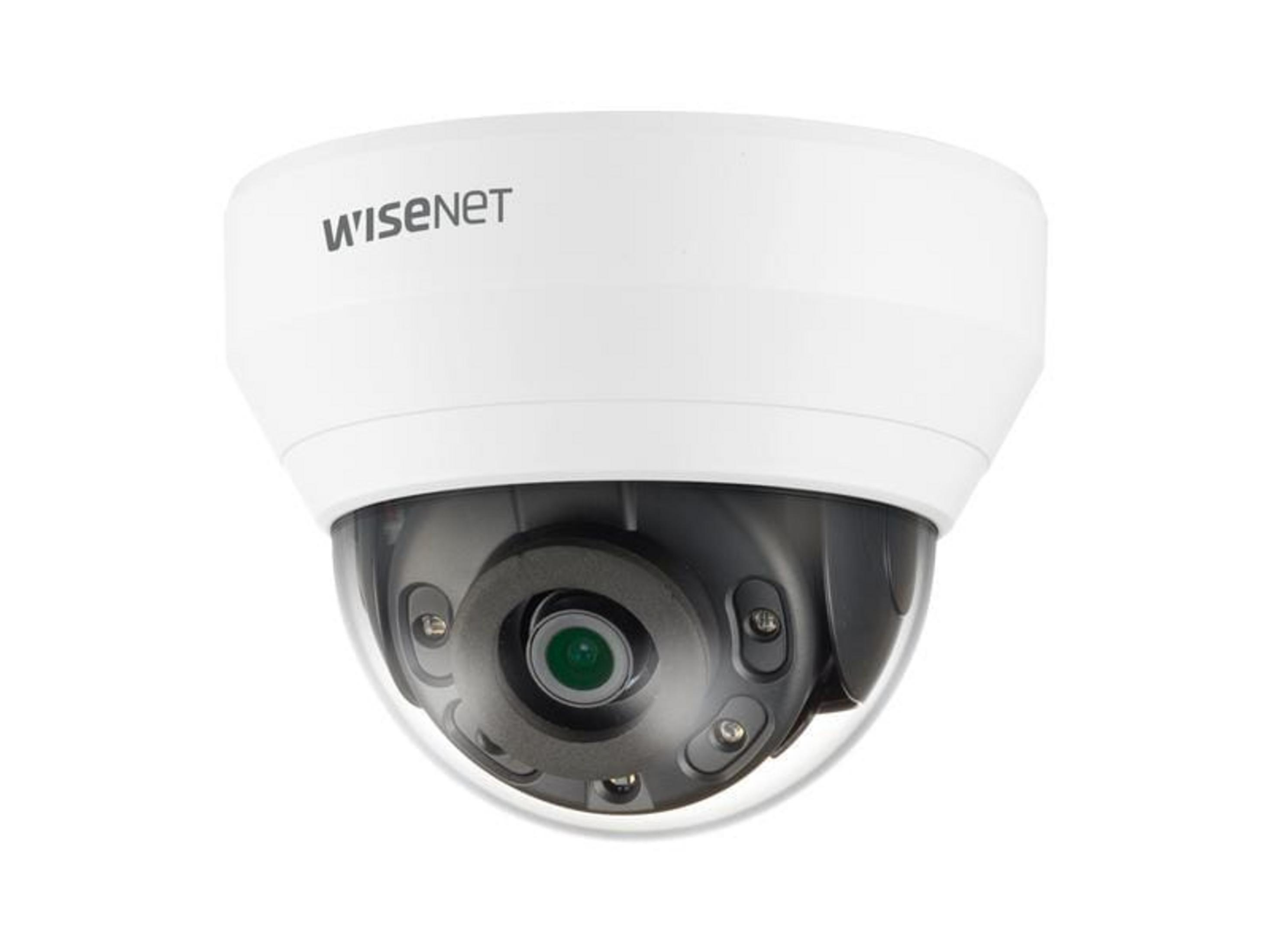 Una telecamera di sicurezza bianca a cupola con il logo Wisenet.