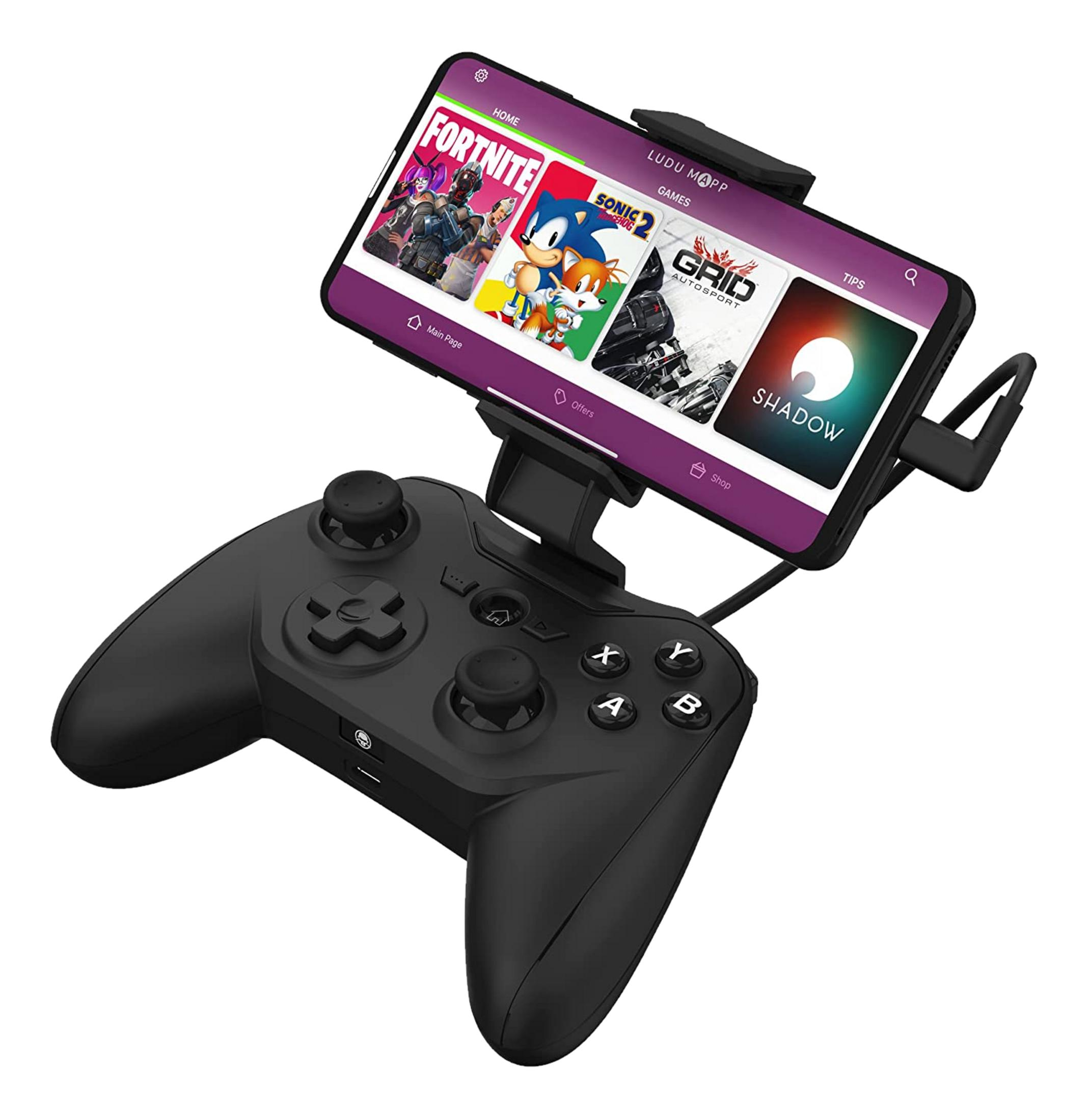 Schwarzer Gaming-Controller mit angeschlossenem Smartphone, das Spiele-Apps anzeigt.