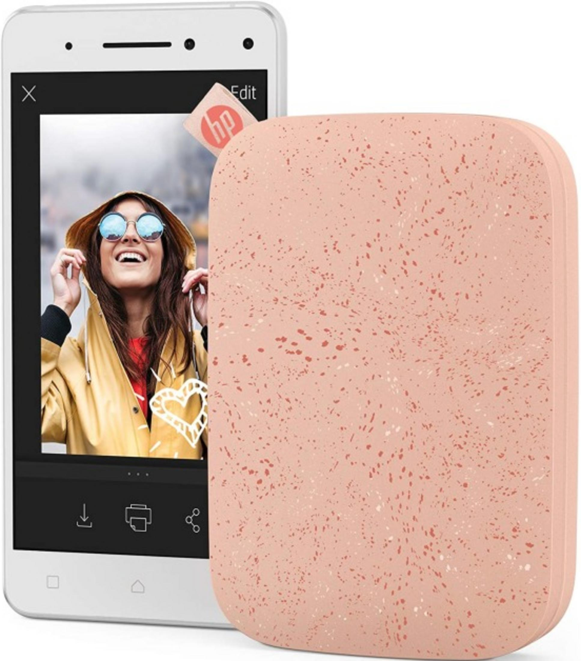 Ein Smartphone zeigt ein Bild einer Frau in einem gelben Regenmantel, daneben ein rosafarbener Drucker.