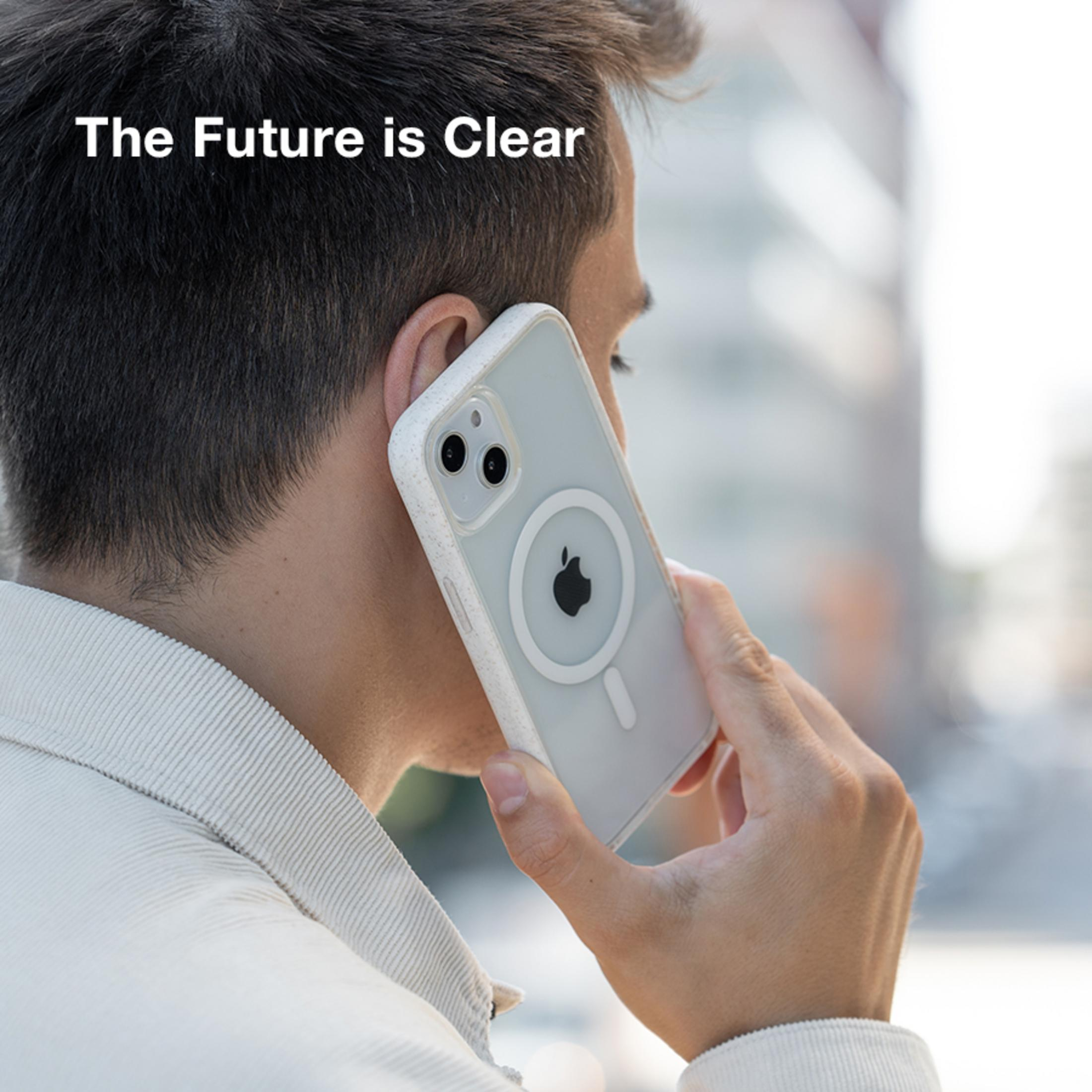 Ein Mann telefoniert mit einem transparenten iPhone mit Apple-Logo.
