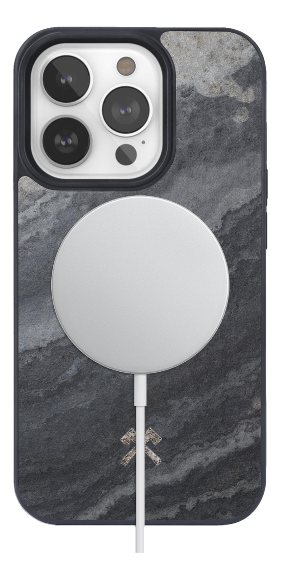 Custodia iPhone con motivo in pietra grigio scuro, lenti della fotocamera e caricatore bianco.