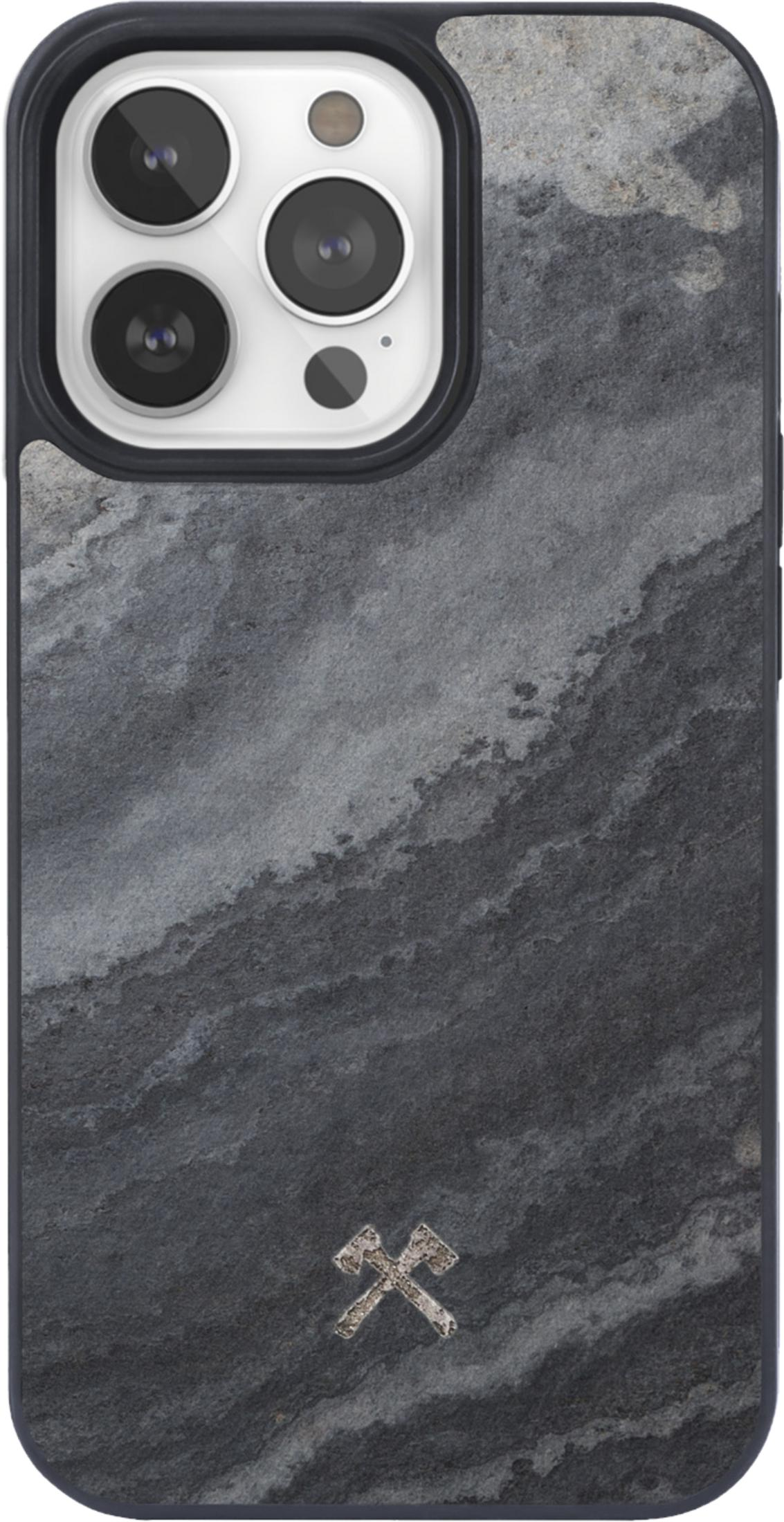 Una cover scura per telefono con texture di pietra ed emblema di attrezzi incrociati.