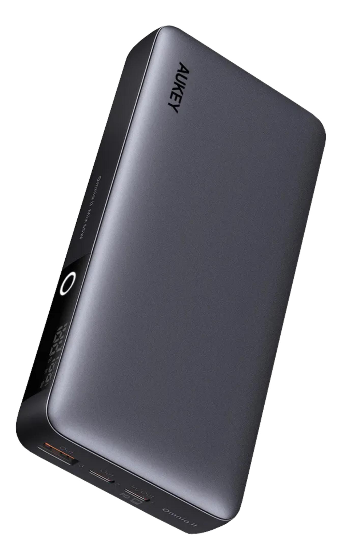 Un power bank AUKEY grigio scuro con porte USB e display digitale.