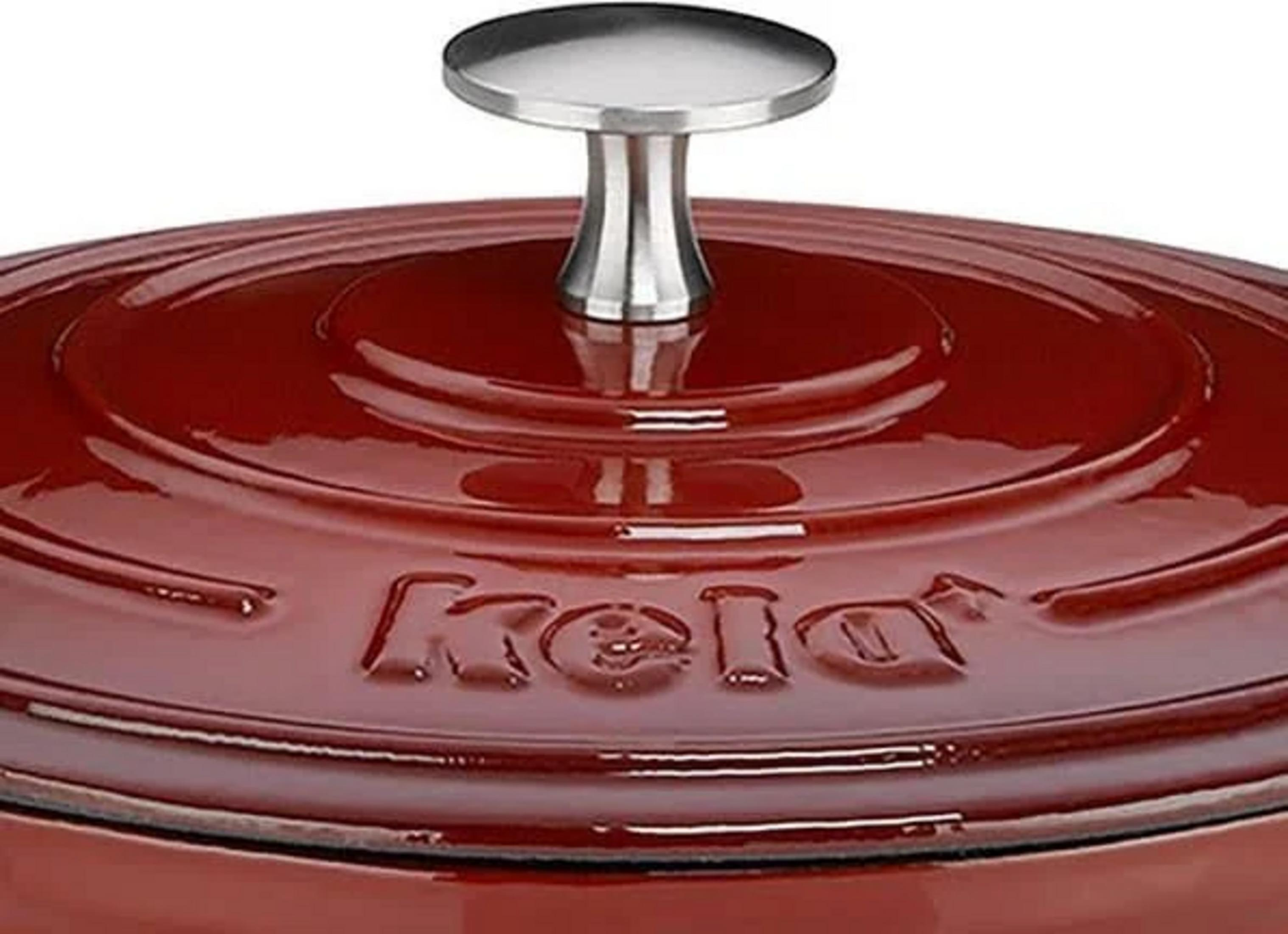Eine rote Emaille-Kochtopf mit silbernem Griff und geprägtem Logo.