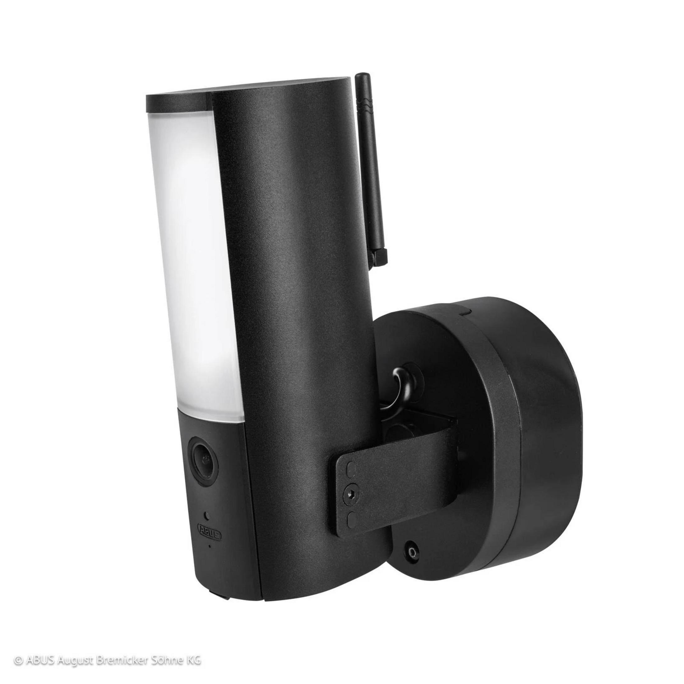 Schwarze Wandleuchte mit Kamera und Antenne auf weißem Hintergrund.