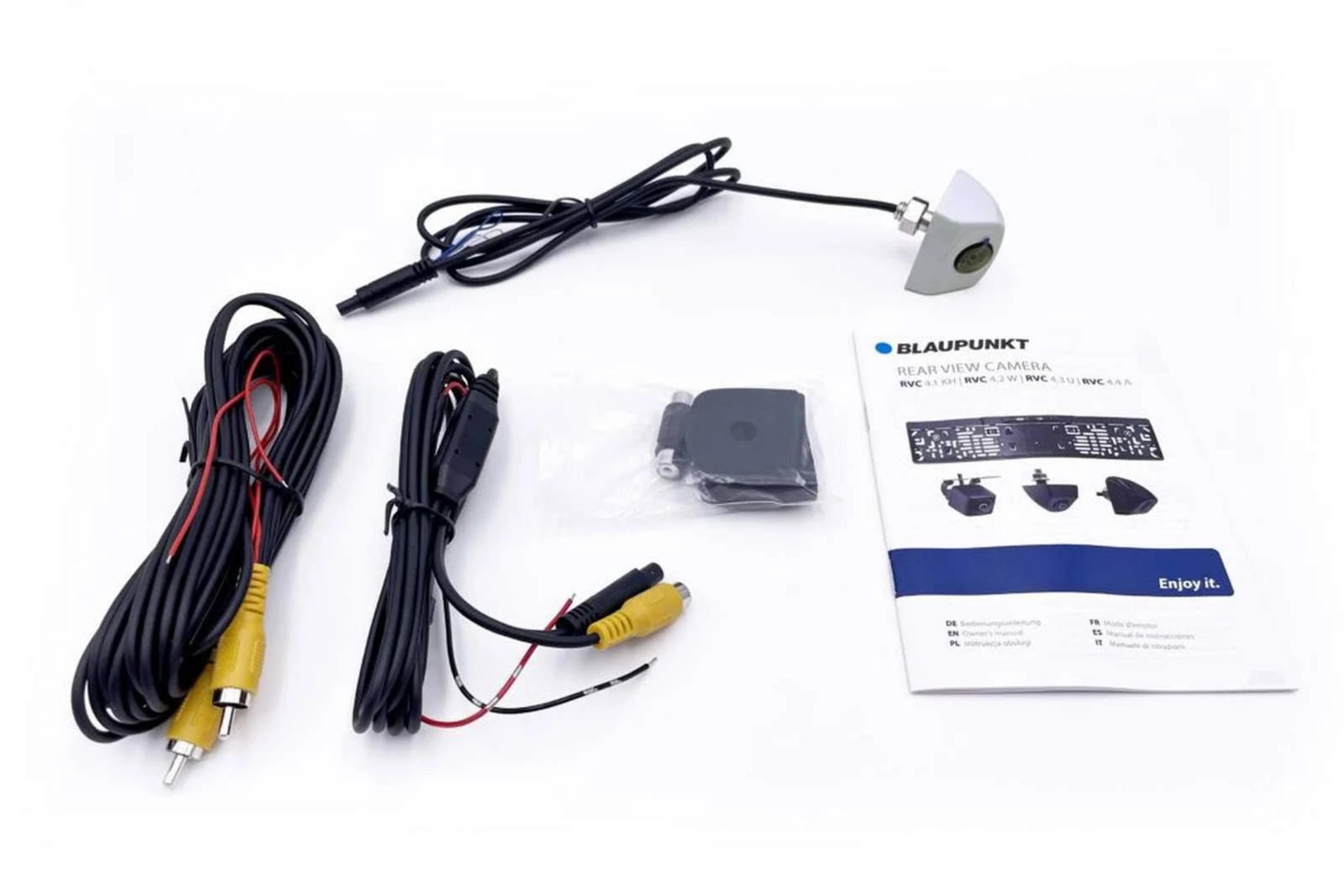 Blaupunkt Rückfahrkamera-Set mit Kabeln und Anleitung auf weißem Hintergrund.