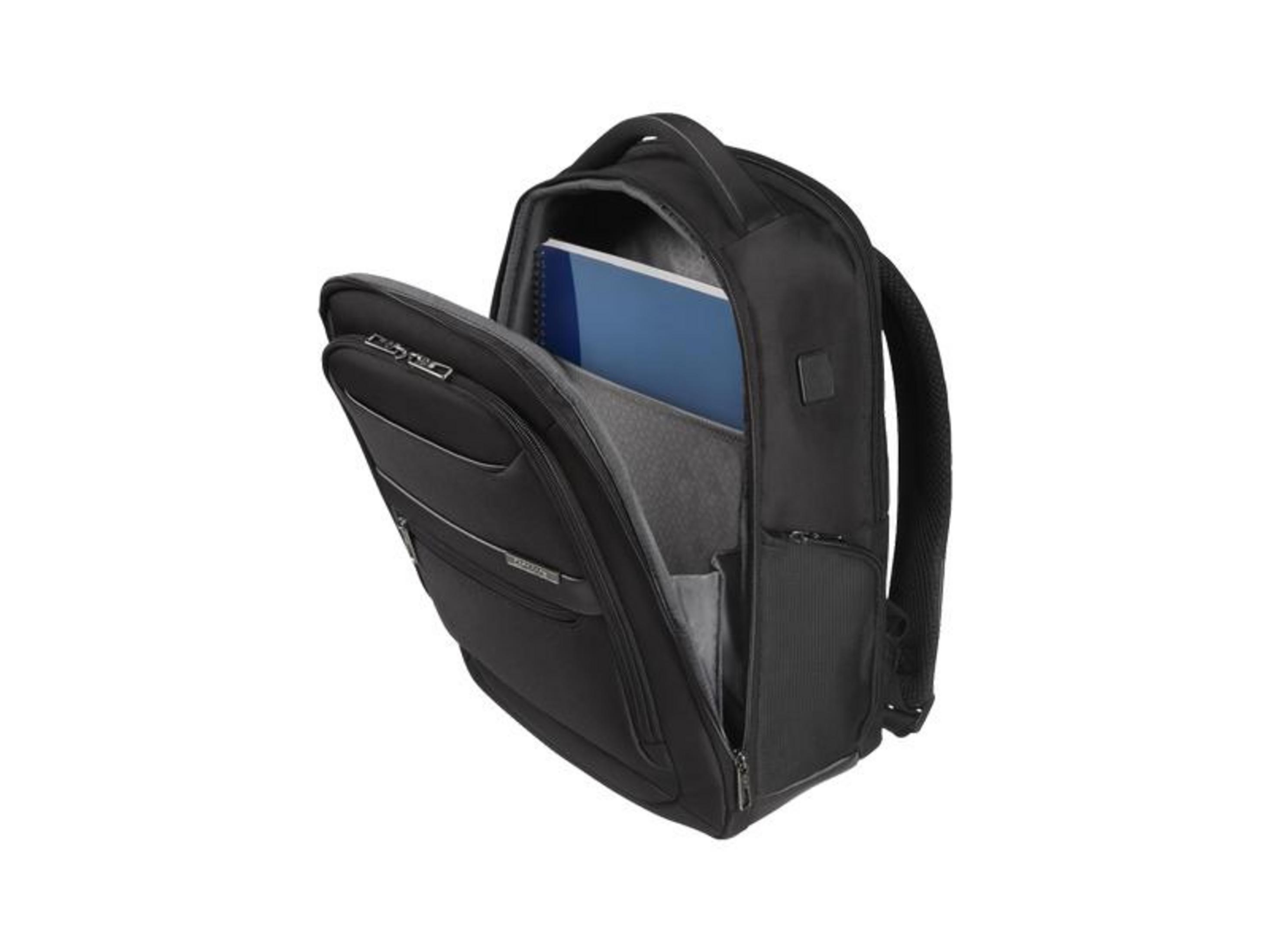 Una mochila negra con el compartimento principal abierto que revela un cuaderno azul.