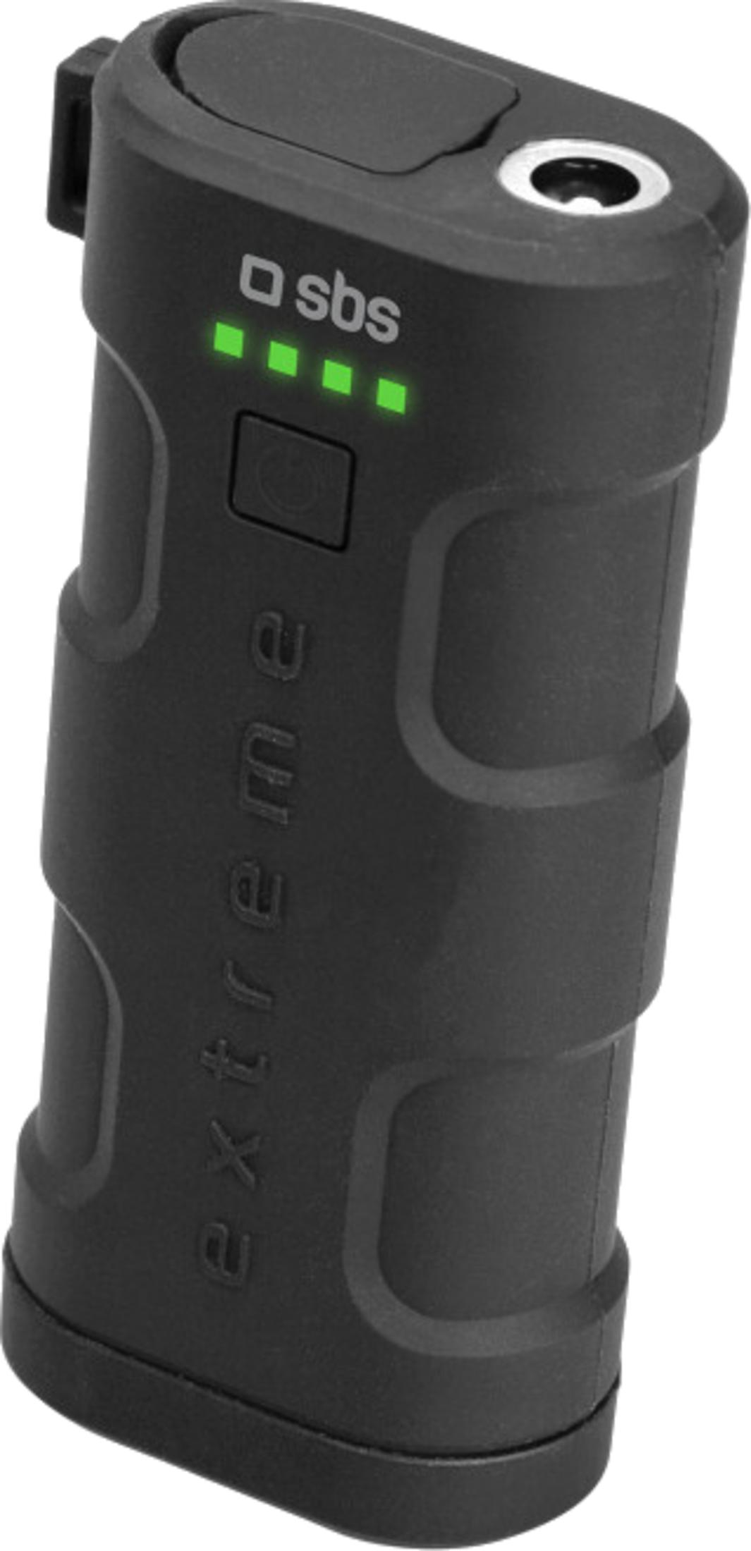 Dispositivo power bank SBS nero e cilindrico con quattro LED verdi e la parola "extreme".