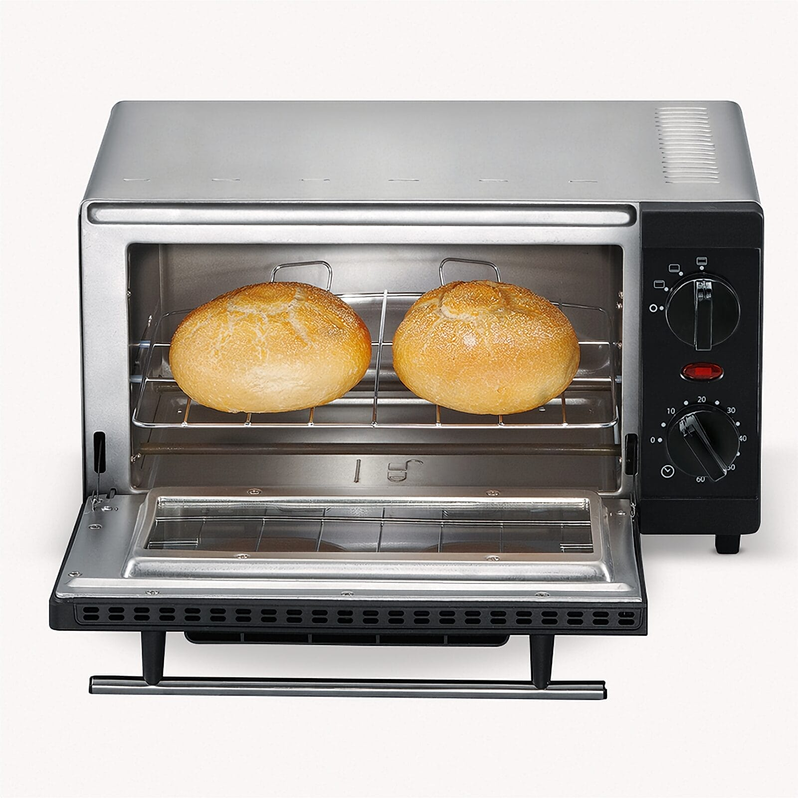 Ein Toaster mit zwei Brötchen auf dem Rost und geöffneter Tür.