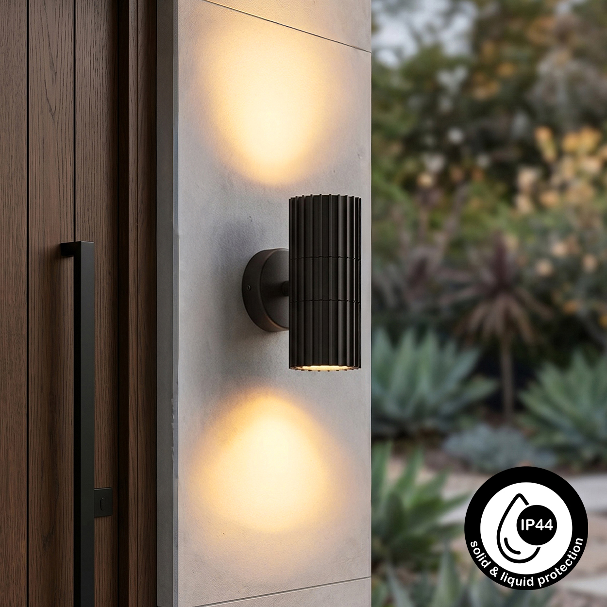 Dunkles geripptes Wandlicht beleuchtet eine Betonwand neben einer Holztür.