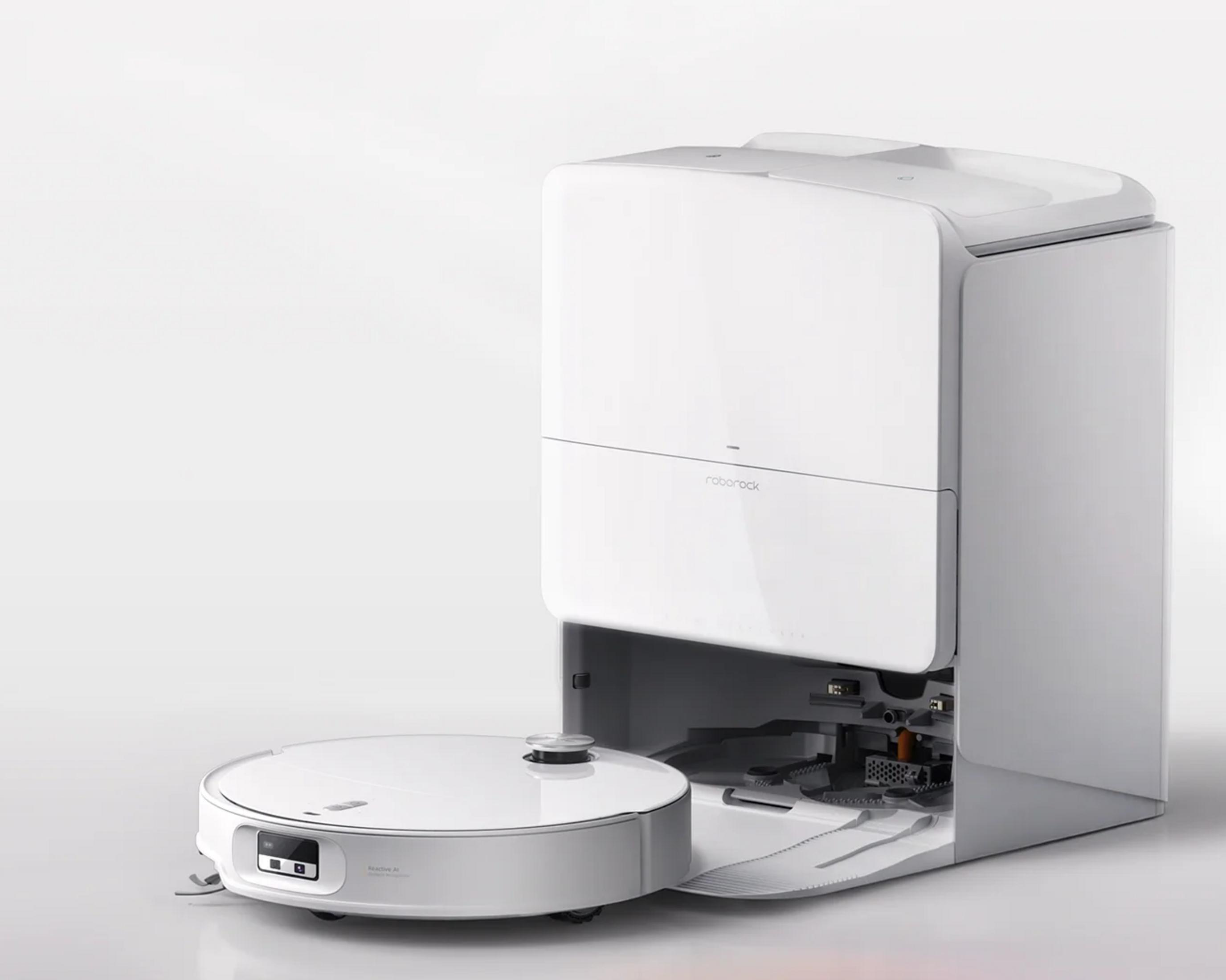 Un robot aspirapolvere bianco con la sua base di ricarica su sfondo bianco.