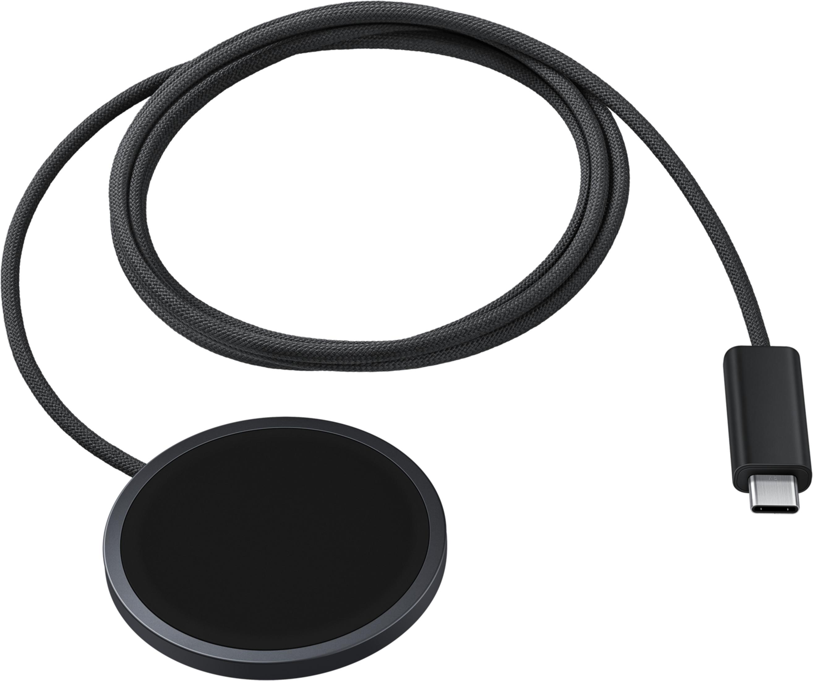 Un cavo USB-C nero con un pad di ricarica rotondo.