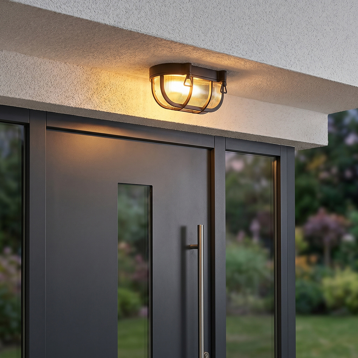 Dunkles Türrahmen mit Glas und Lampe über der Tür.