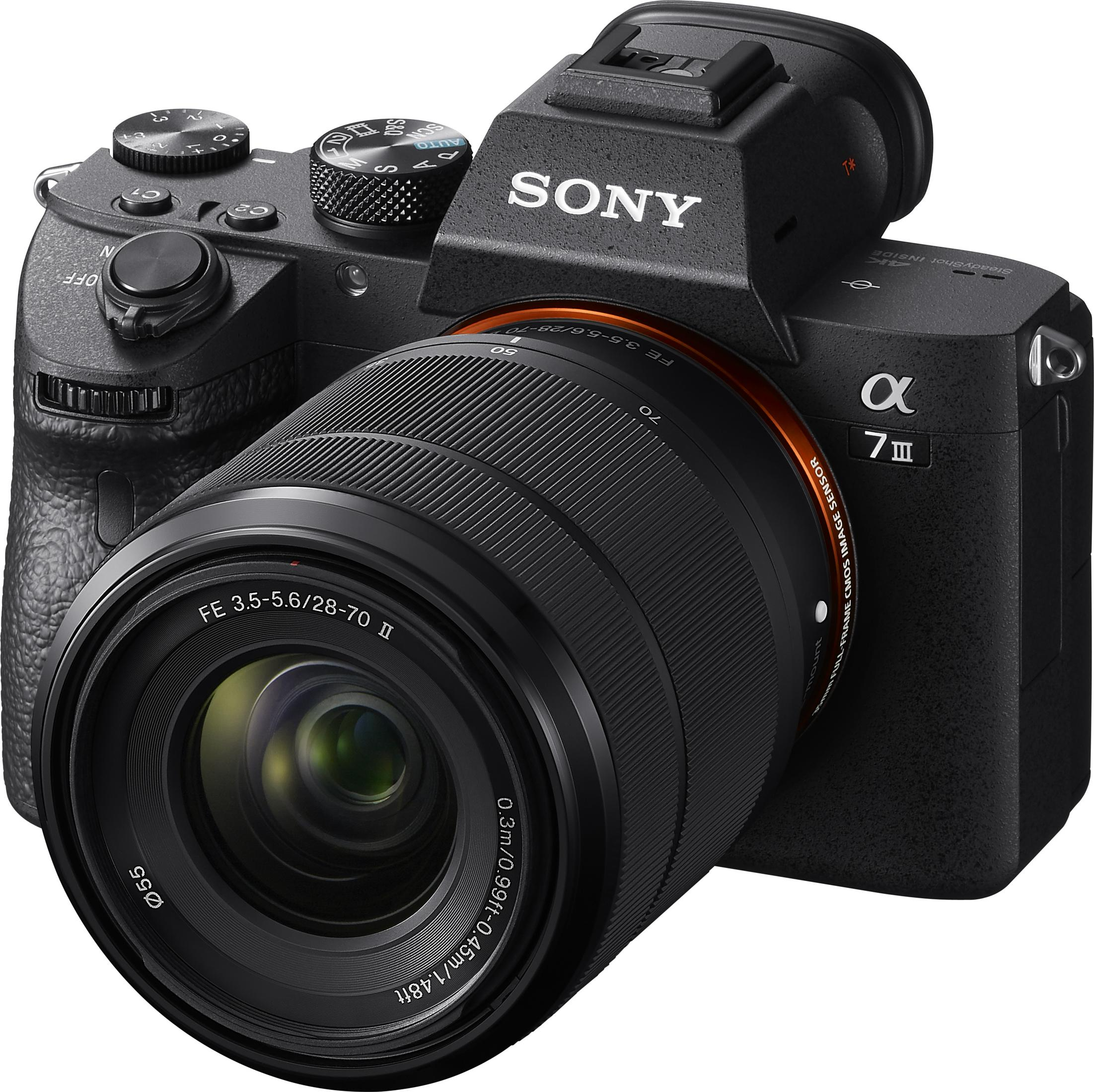 Schwarze Sony Alpha 7 III Kamera mit angesetztem FE 3,5-5,6/28-70 Objektiv. Weißes Sony-Logo.