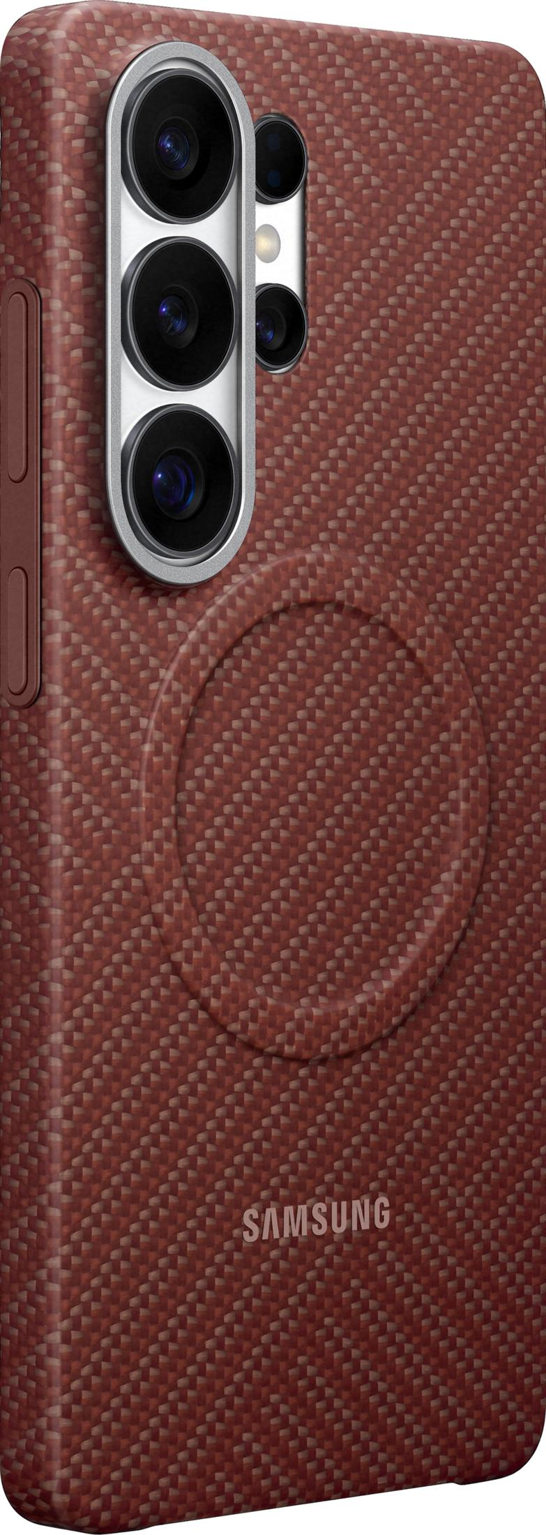 Achterkant van een rode telefoon met vier camera's en Samsung-logo.