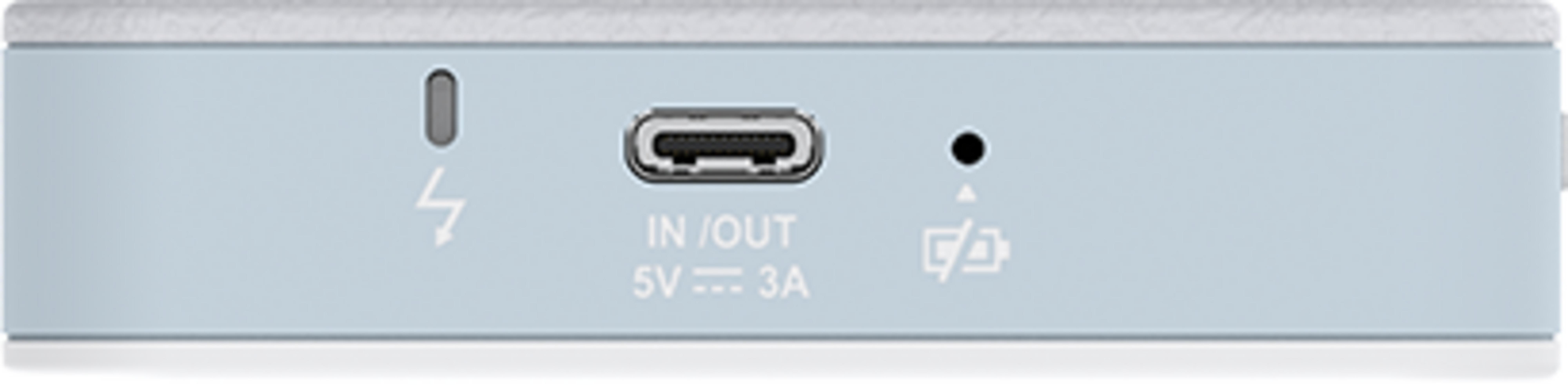 Primo piano di un dispositivo blu chiaro con porta USB-C, indicatore di alimentazione e simbolo della batteria.