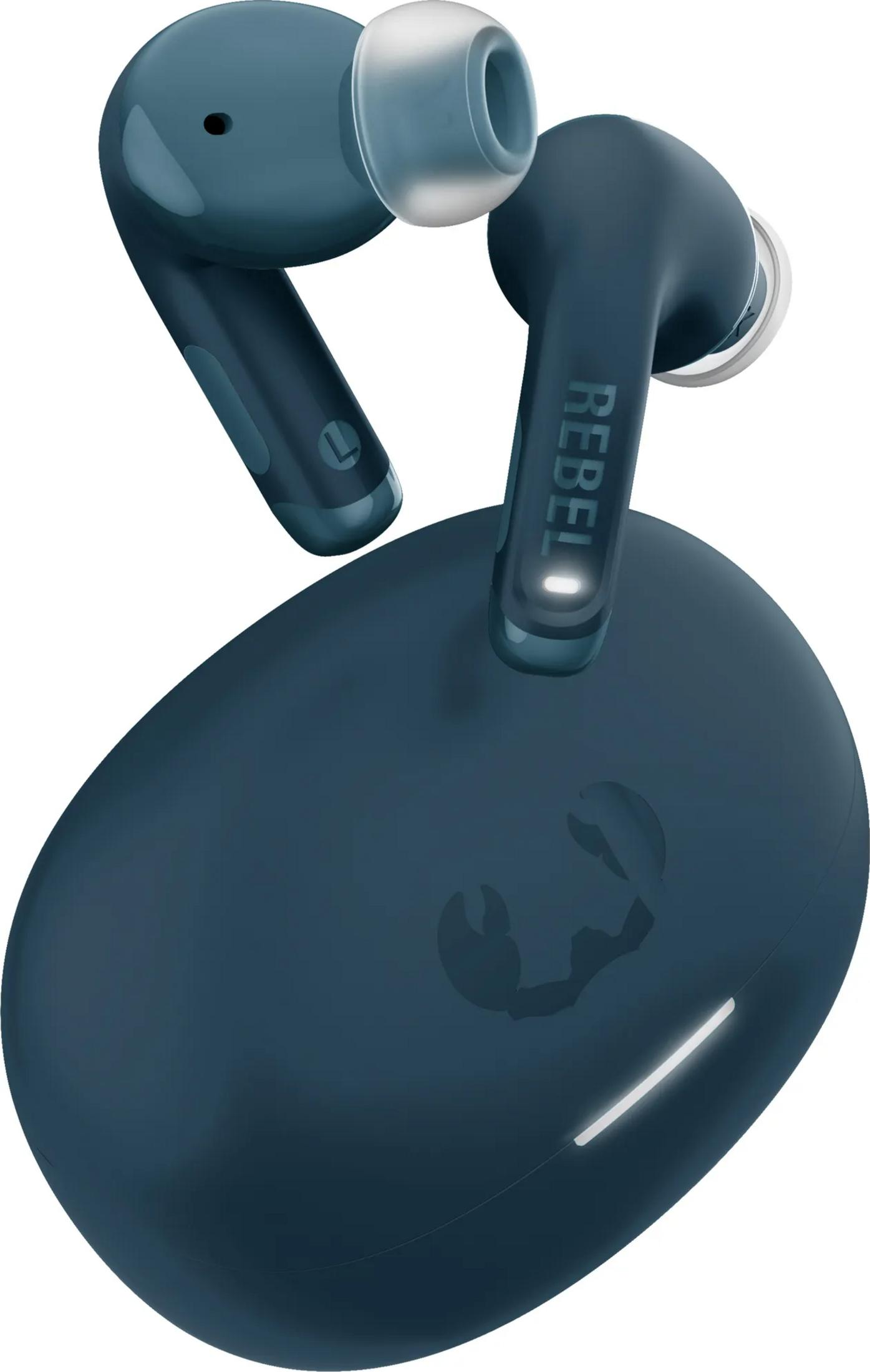 Dunkelblaue kabellose Ohrhörer und Ladecase mit Logo.