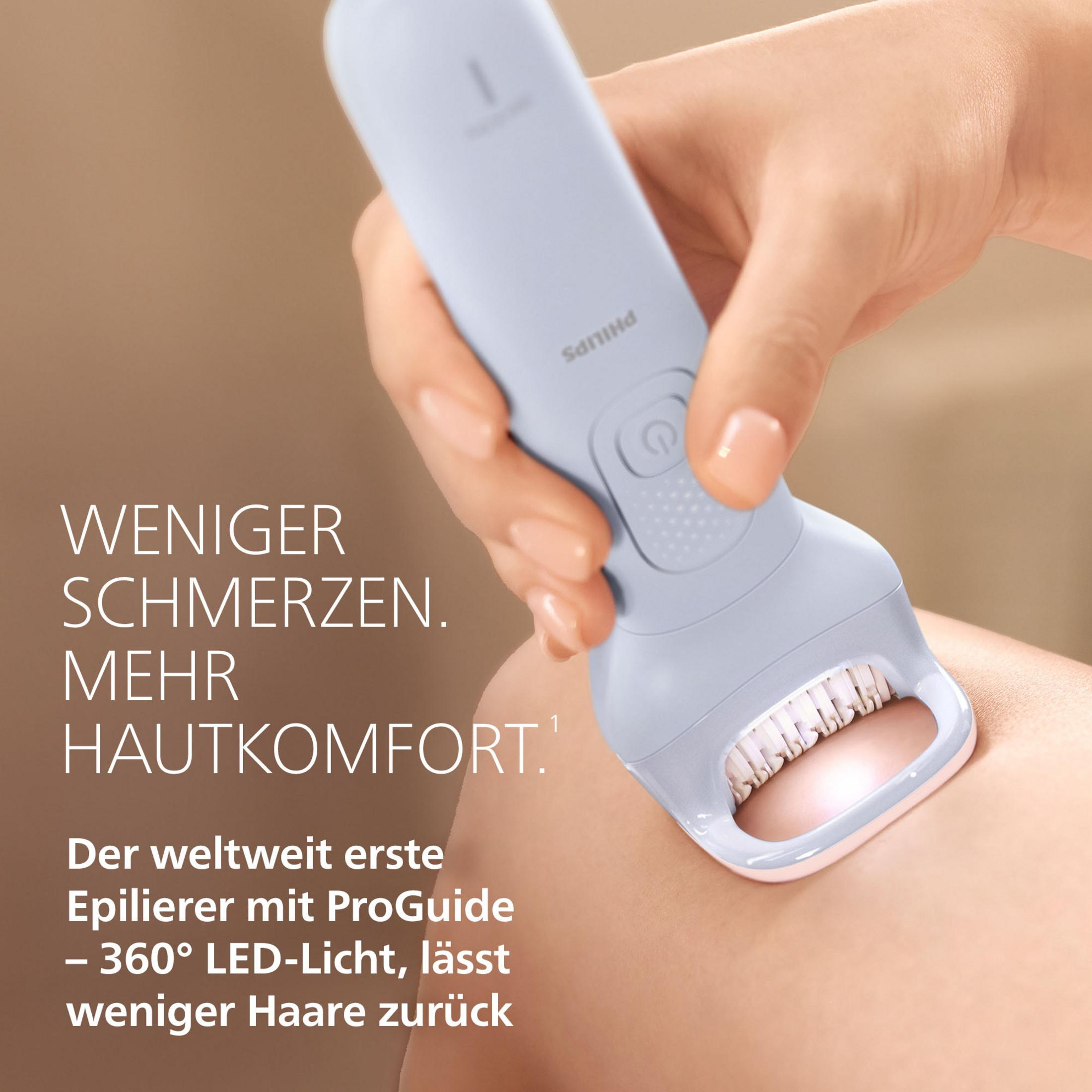 Eine Hand hält einen hellblauen Epilierer auf einer Haut.