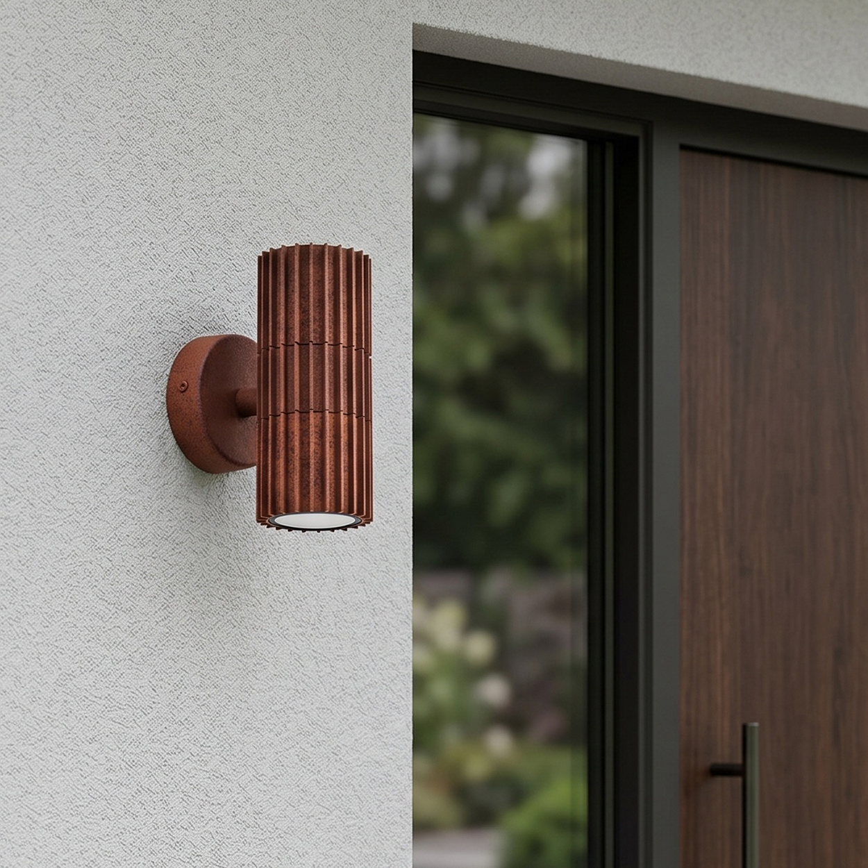 Eine braune Wandleuchte mit vertikalen Rillen an einer weißen Wand neben einer Holztür.