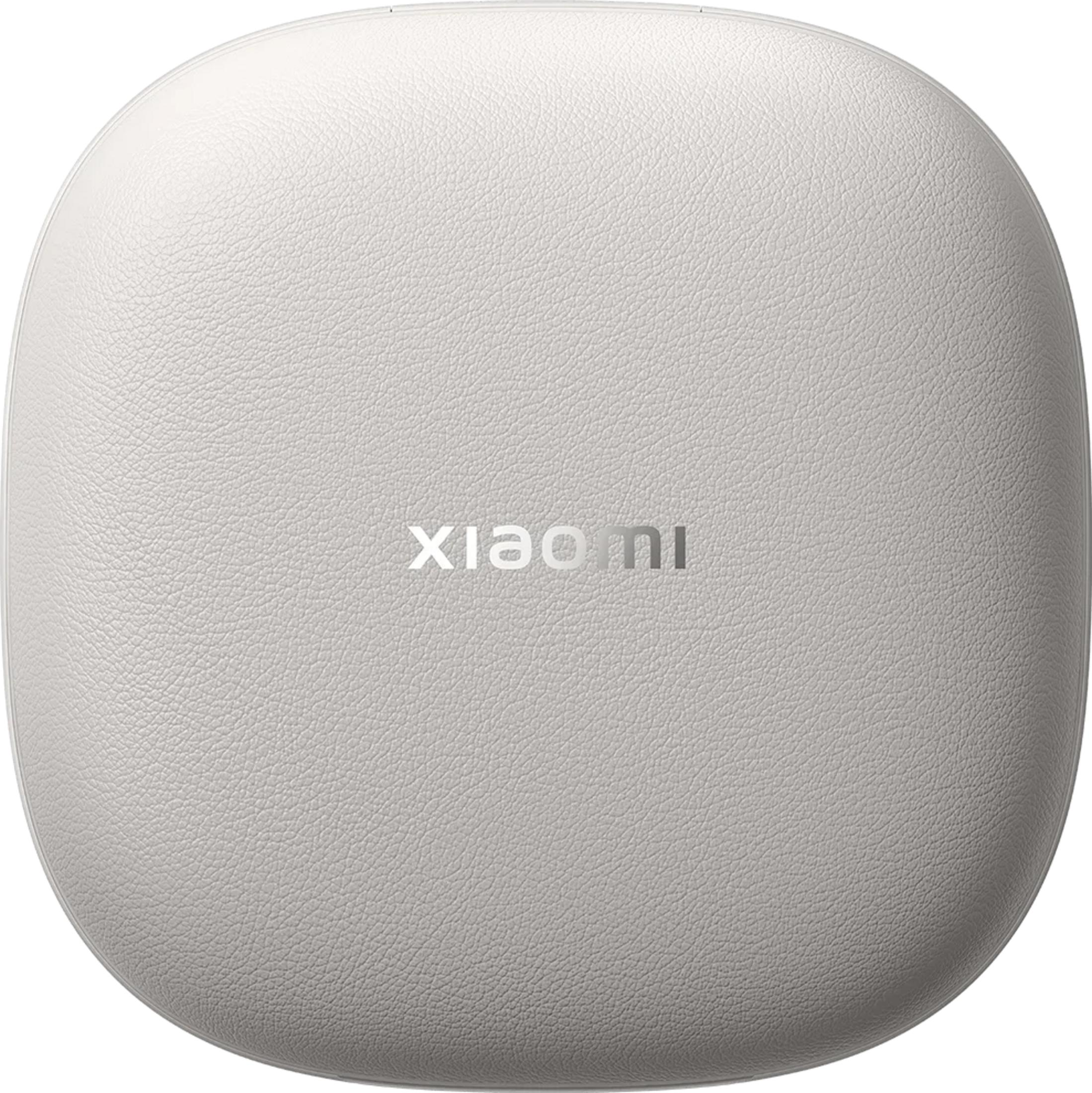 Ein weißes, lederähnliches Ladeetui mit dem Xiaomi-Logo in Silber.