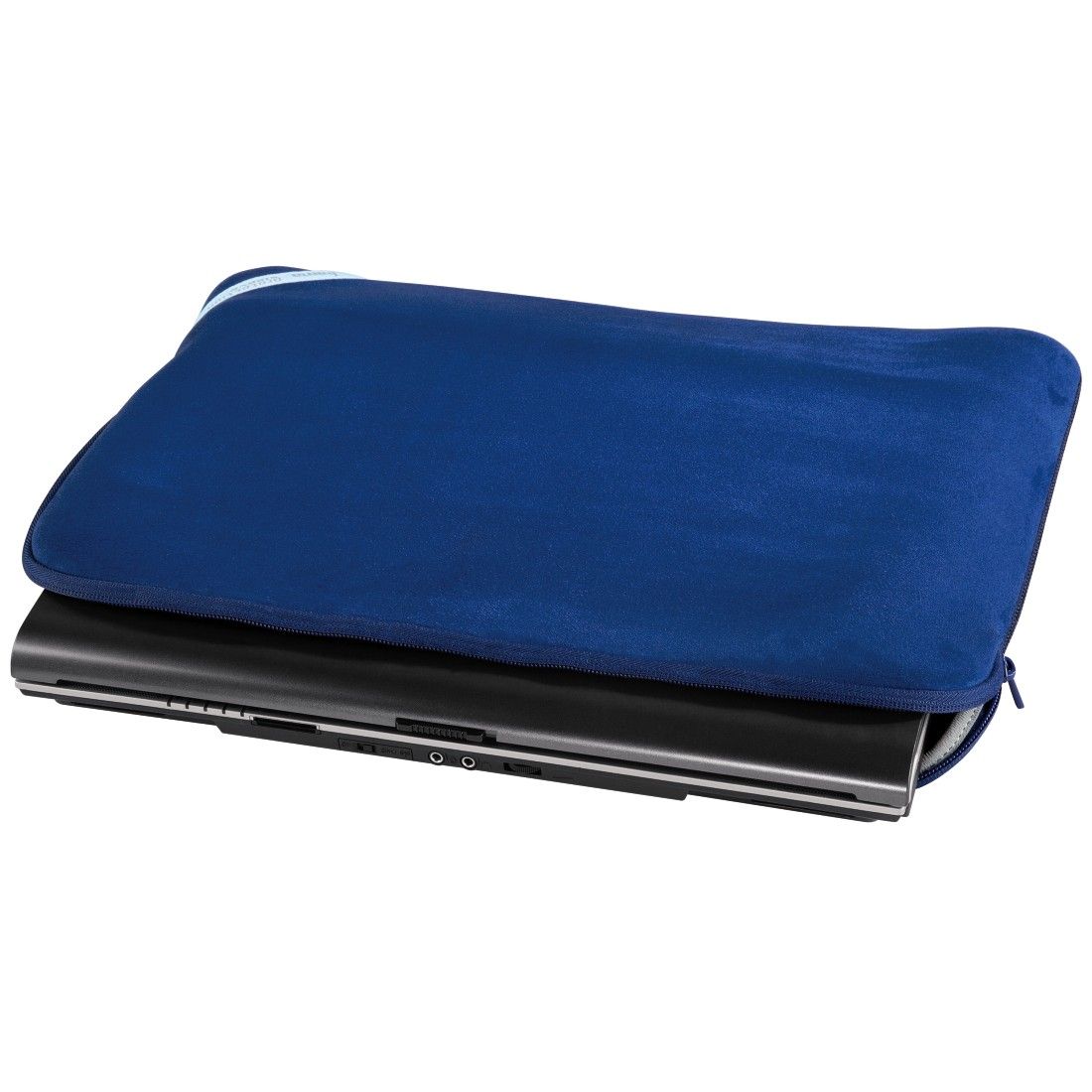 Ein dunkelblauer Laptop-Sleeve mit einem Laptop, der teilweise hineingeschoben ist.