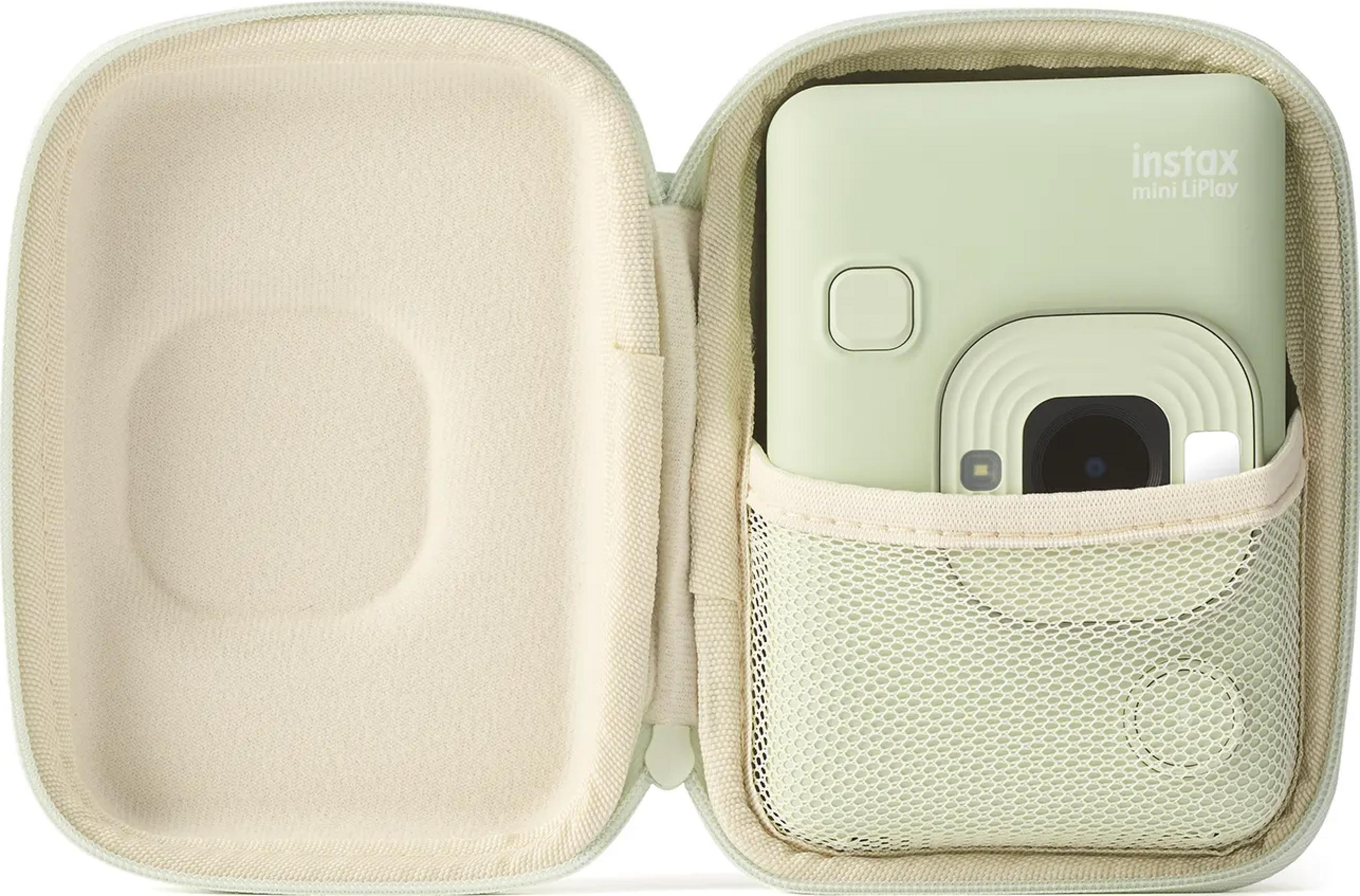 Una cámara Instax Mini LiPlay verde claro dentro de un estuche protector beige claro.
