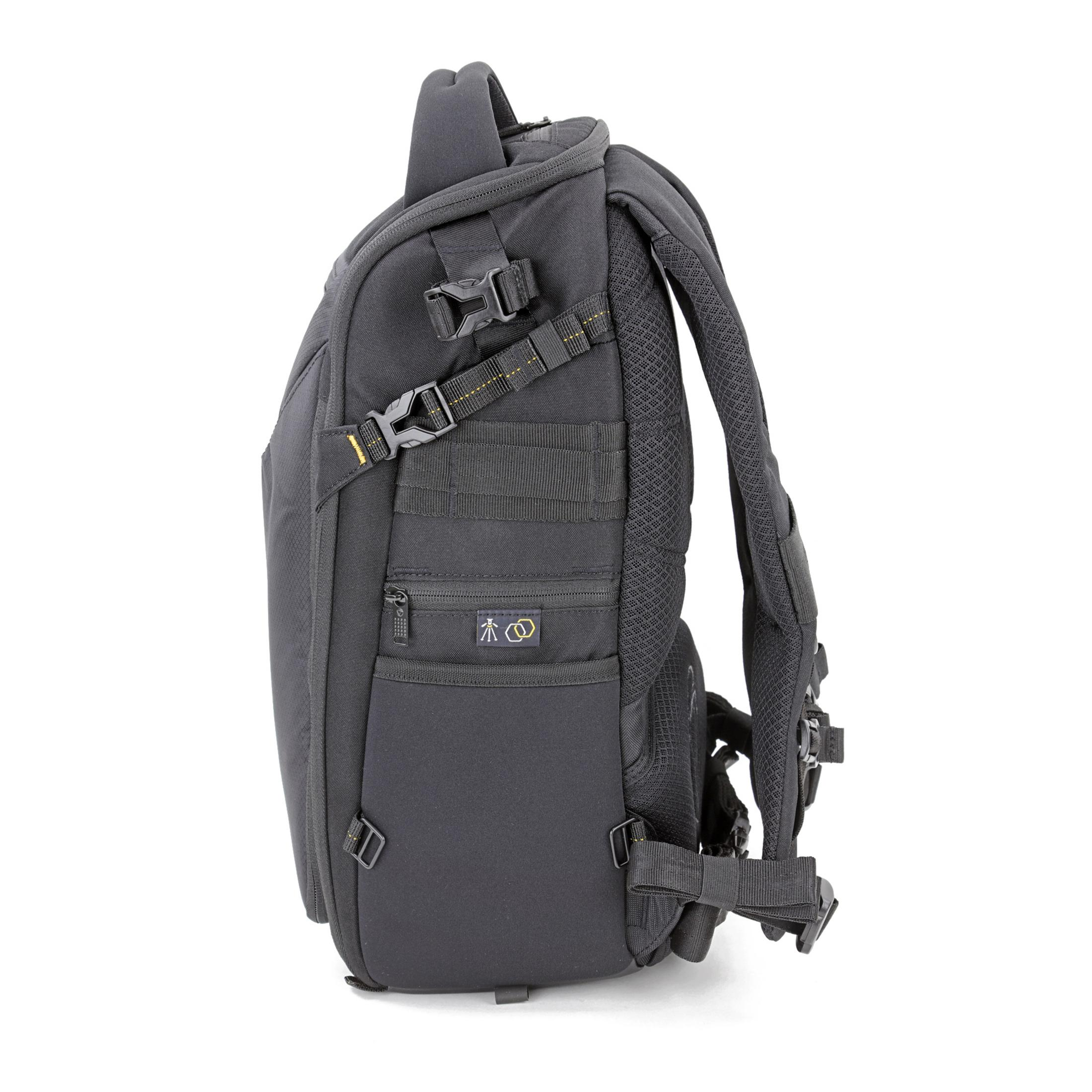 Schwarzer Rucksack mit Schnallen und Reißverschlüssen, Seitenansicht, weißer Hintergrund.