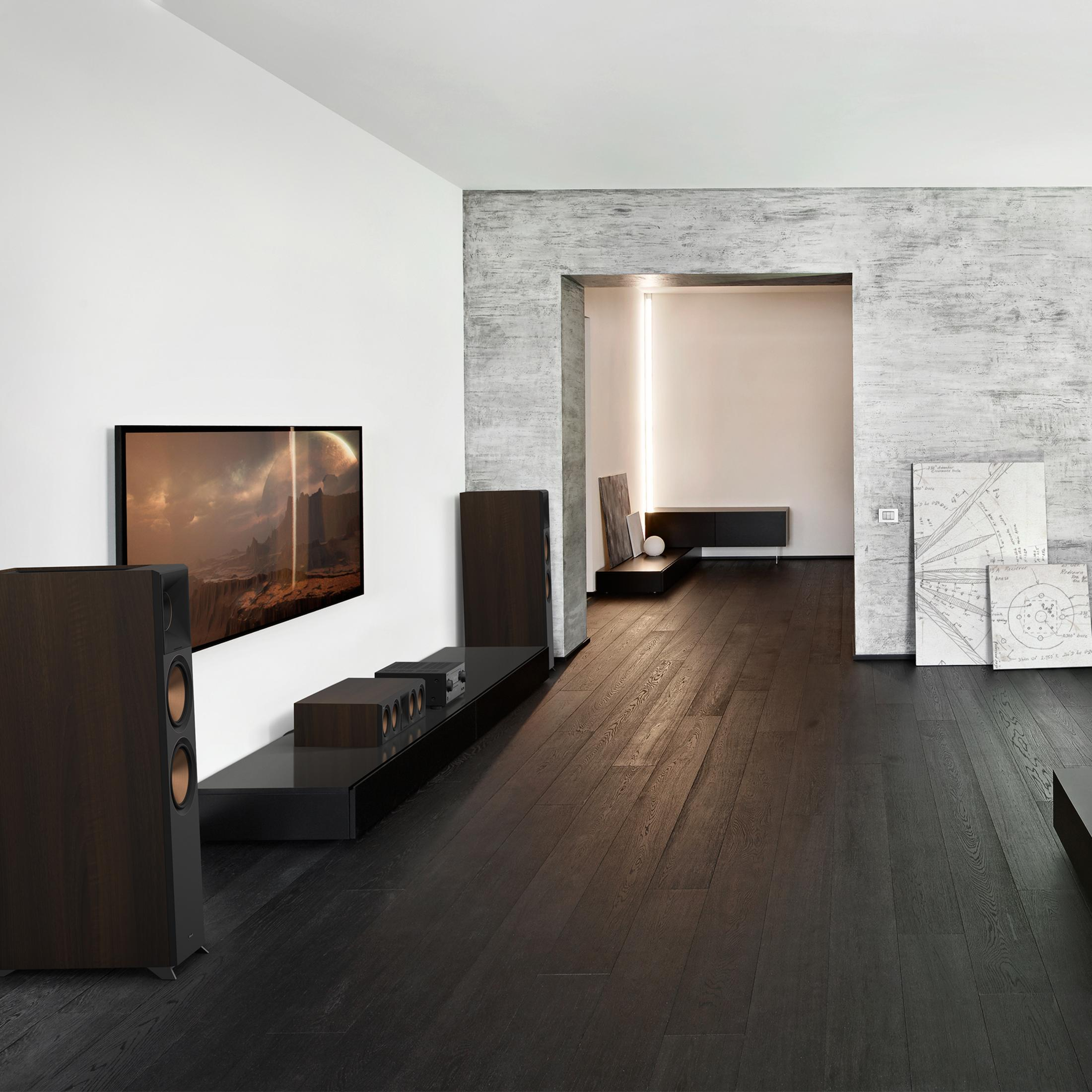 Modernes Wohnzimmer mit Holzfußboden, Fernseher, Lautsprechern und Kunst.