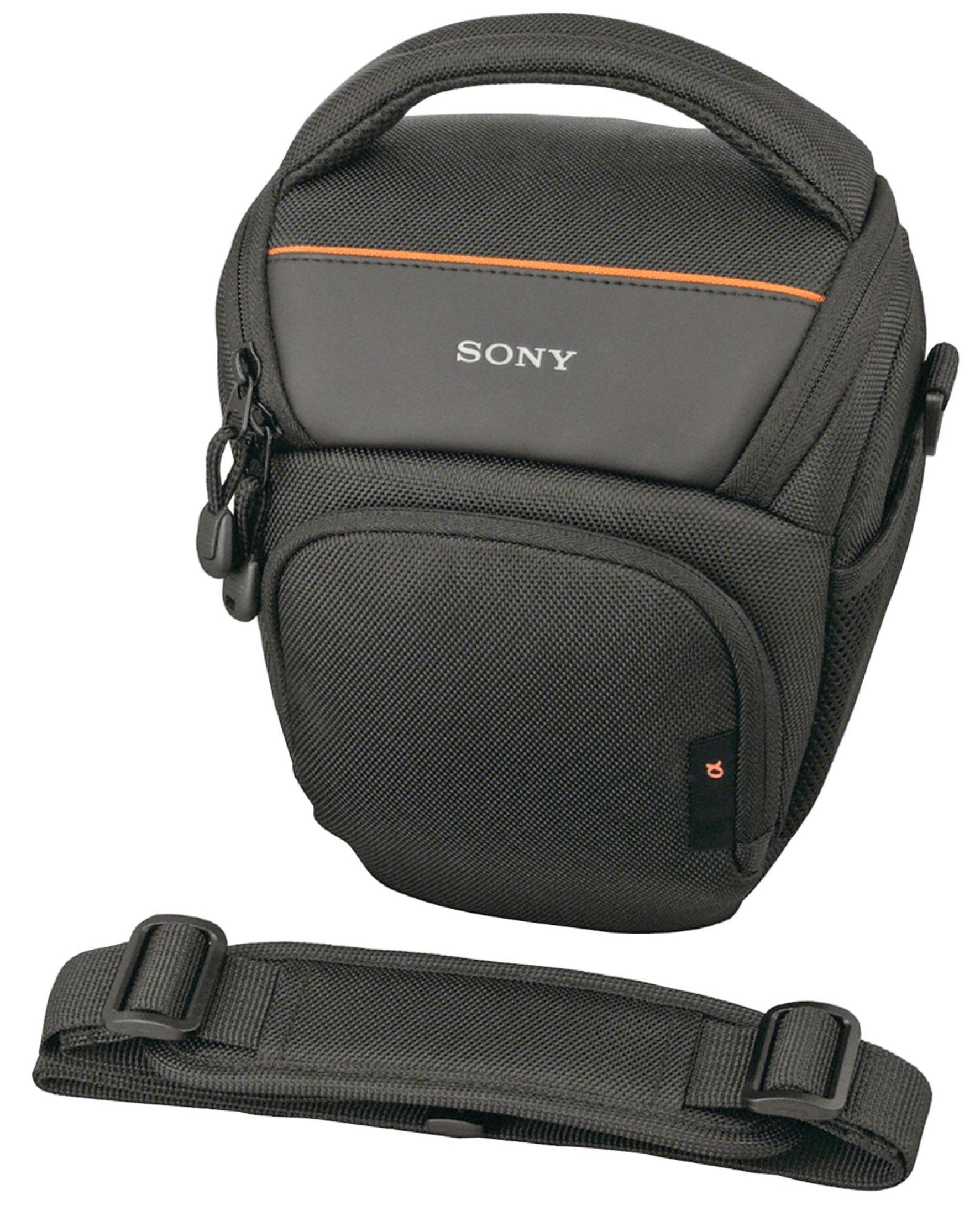 Bolso de cámara negro con acento naranja y correa.