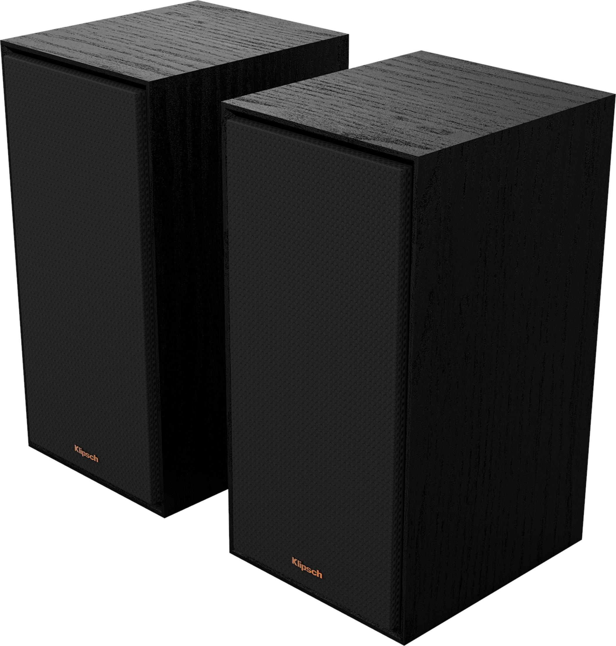 Due altoparlanti Klipsch neri con venature di legno si ergono fianco a fianco.