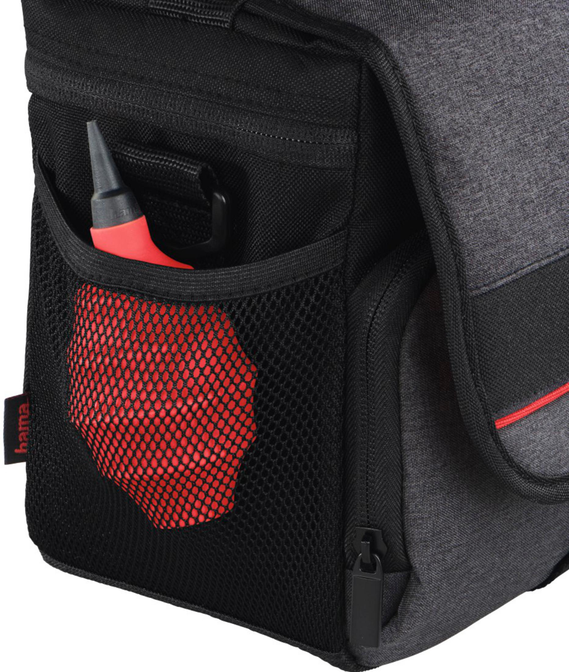 Graue Tasche mit rotem Netzfach und rotem Griff. Hama-Logo sichtbar.