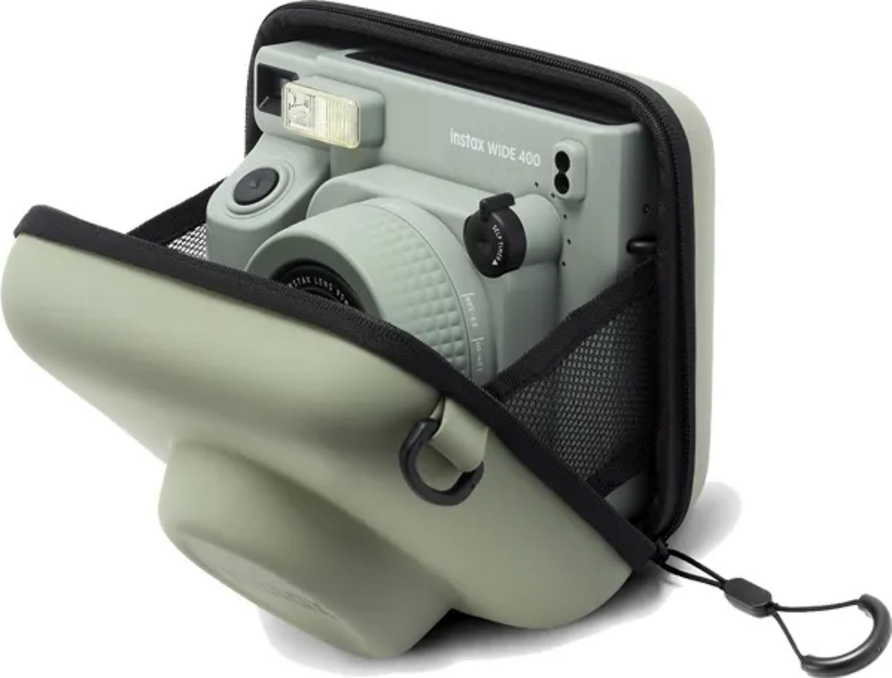 Eine hellgrüne Instax Wide 400 Kamera in einer passenden Schutzhülle.