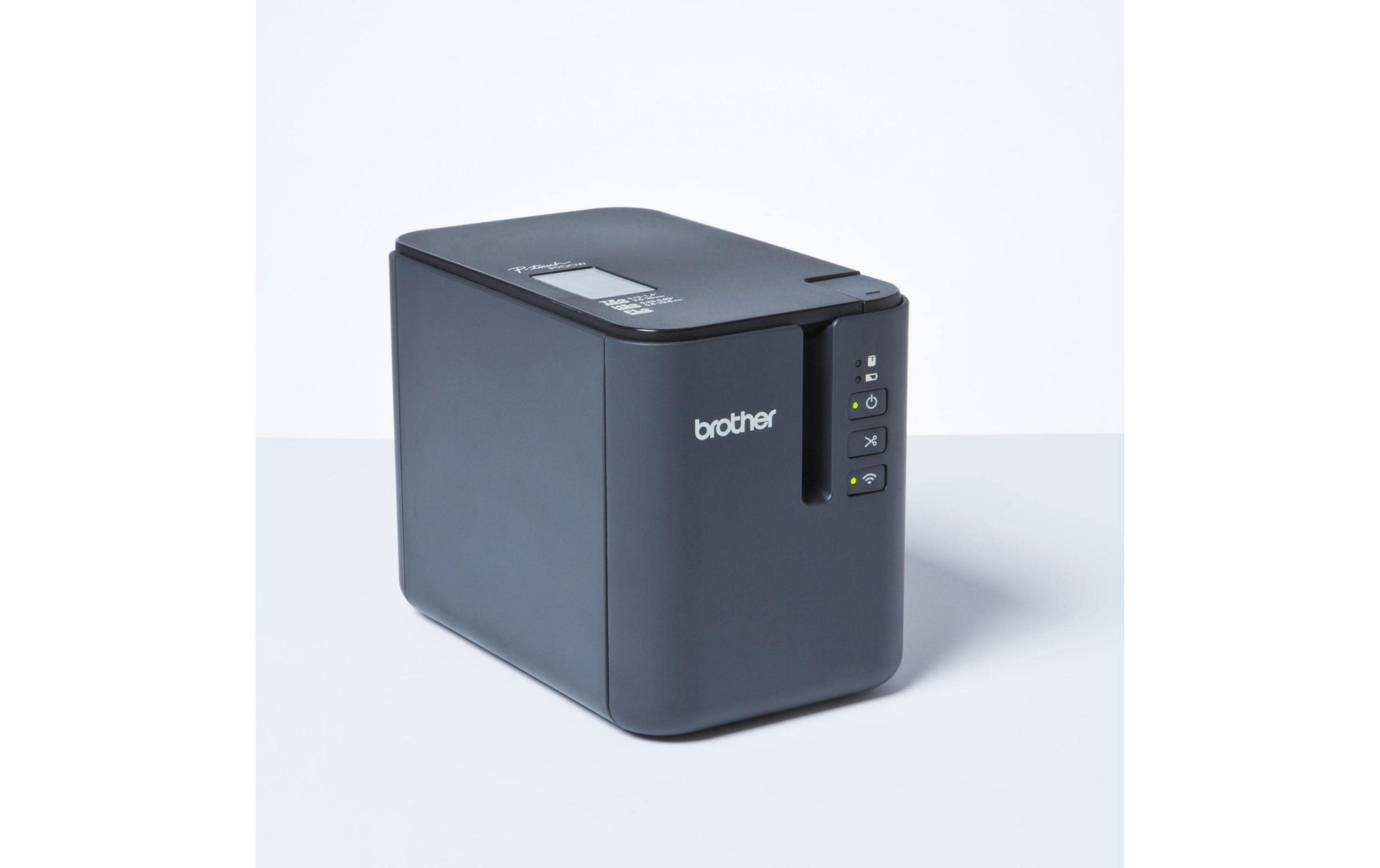 Ein graues Brother P-Touch Etikettendruckgerät mit Display und Tasten.