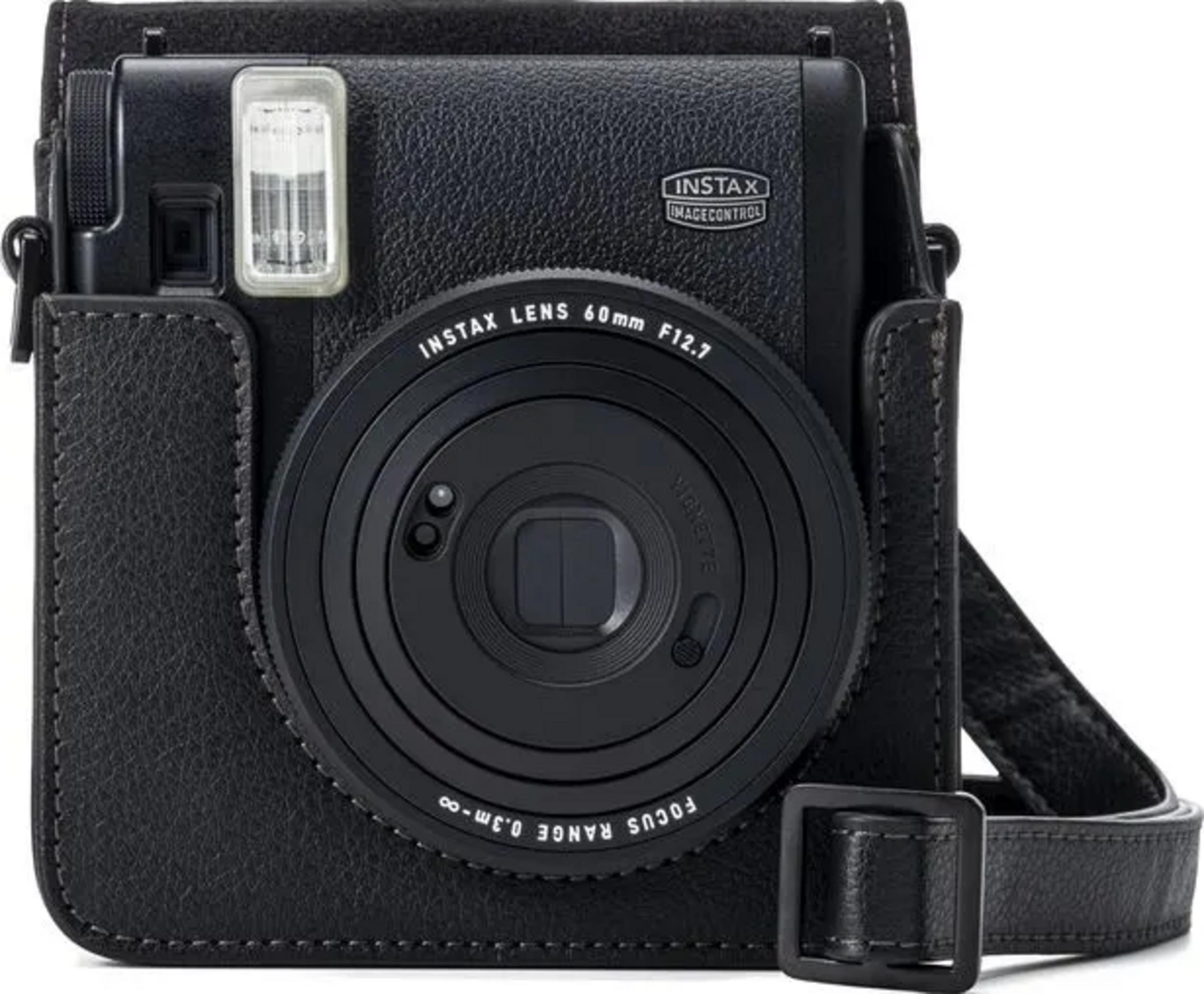 Eine schwarze Sofortbildkamera von Instax mit Lederhülle und Riemen.