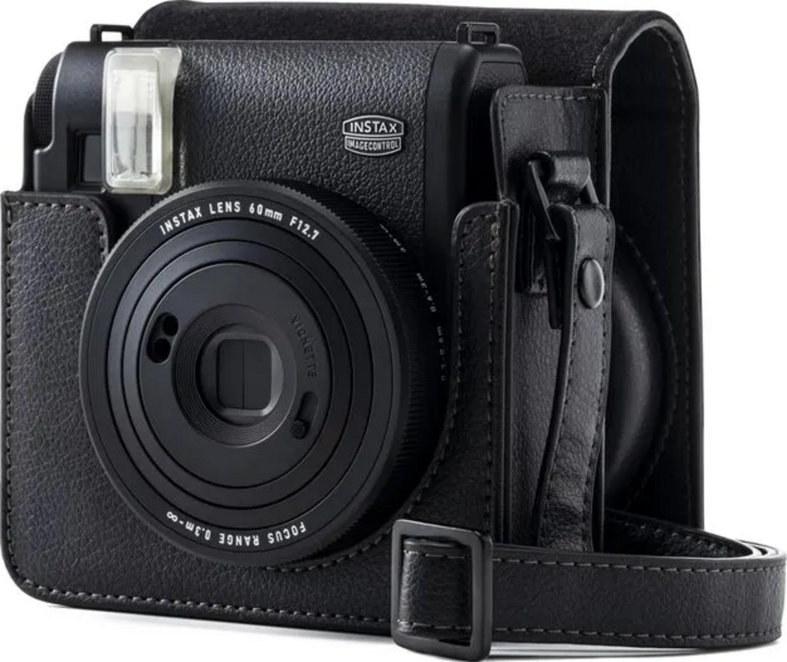 Schwarze Ledertasche für eine Sofortbildkamera mit silbernem „Instax Imagecontrol“-Logo.
