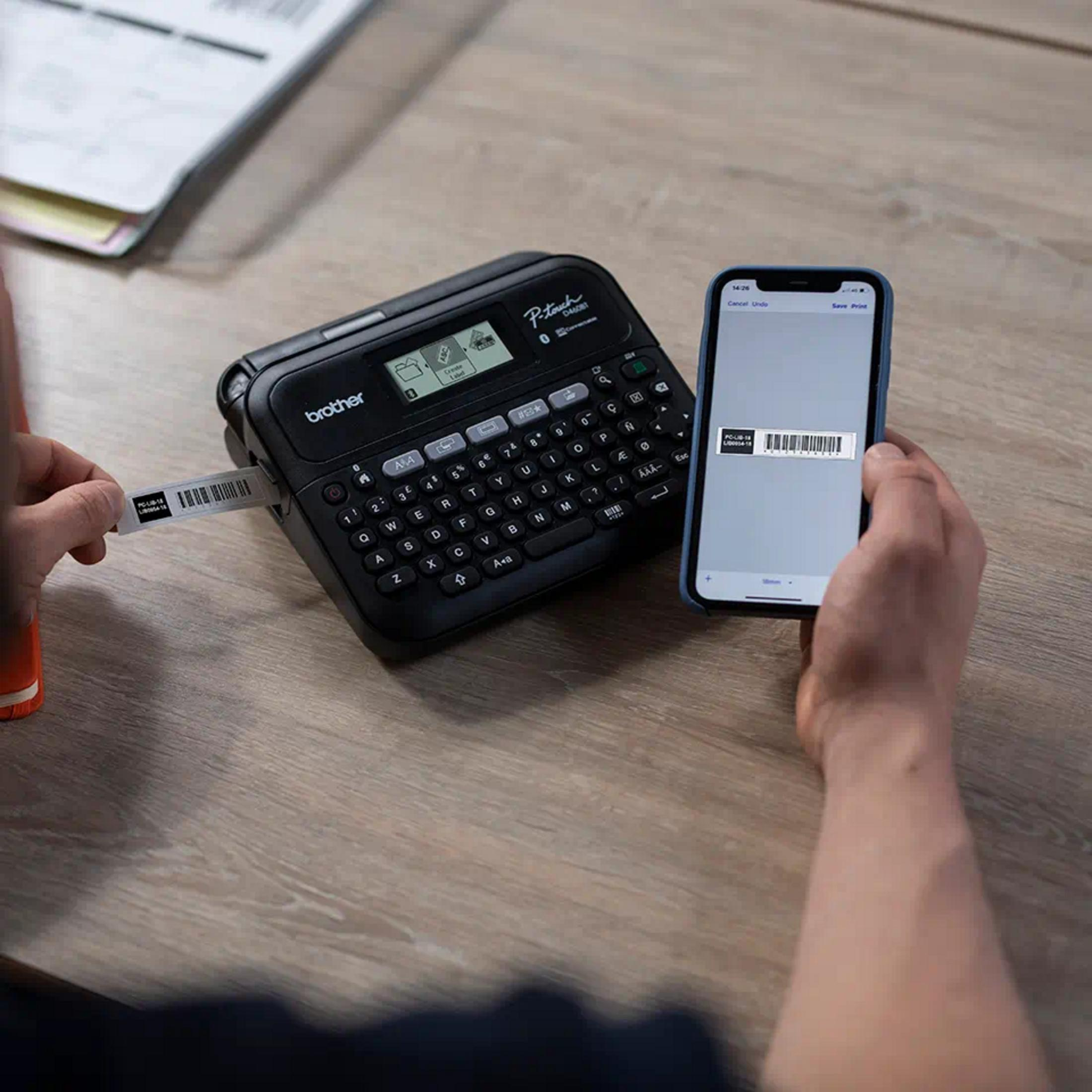 Ein Mann benutzt einen Etikettendrucker und ein Smartphone mit Barcode.
