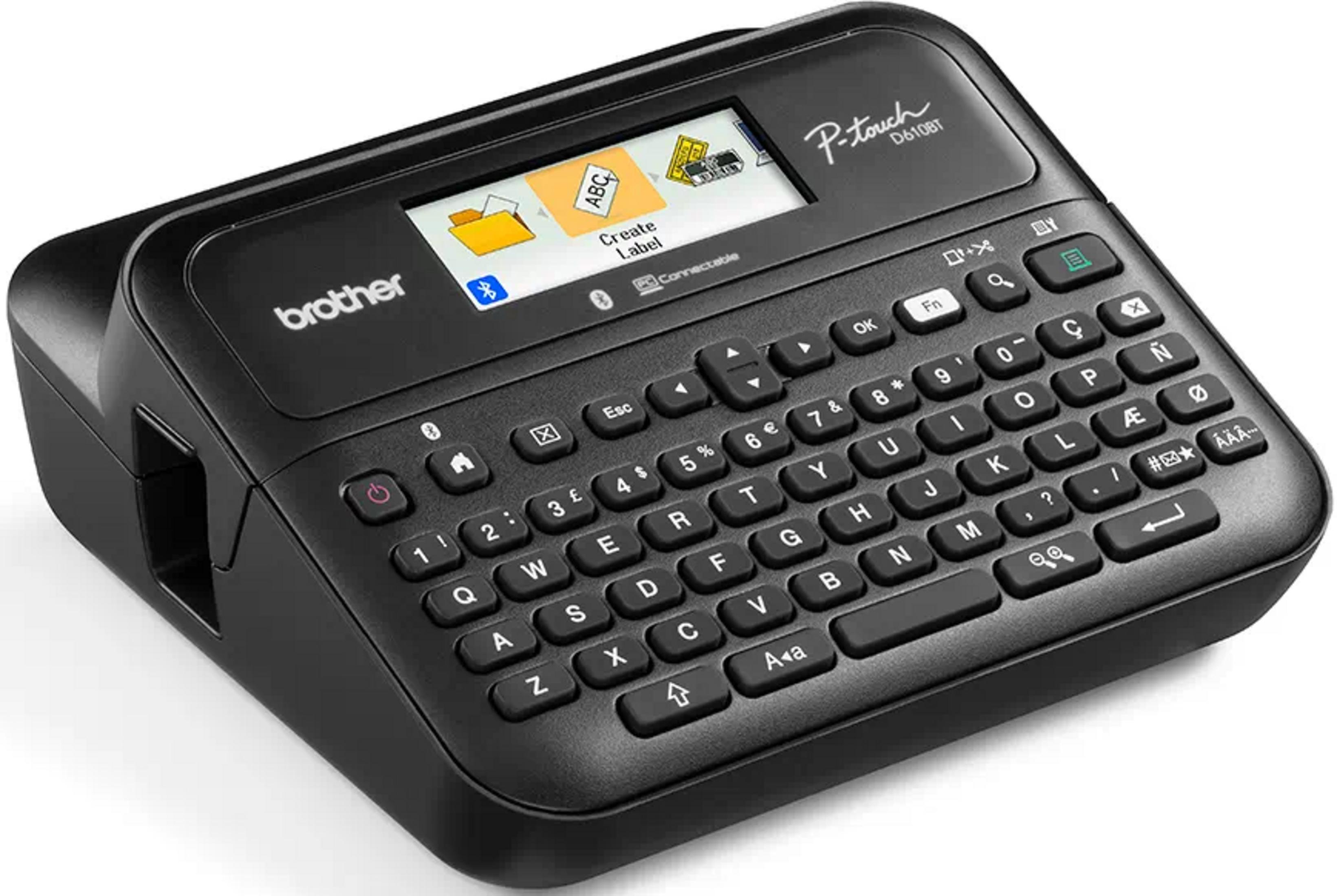 Czarna drukarka etykiet Brother P-Touch D610BT z klawiaturą i ekranem.