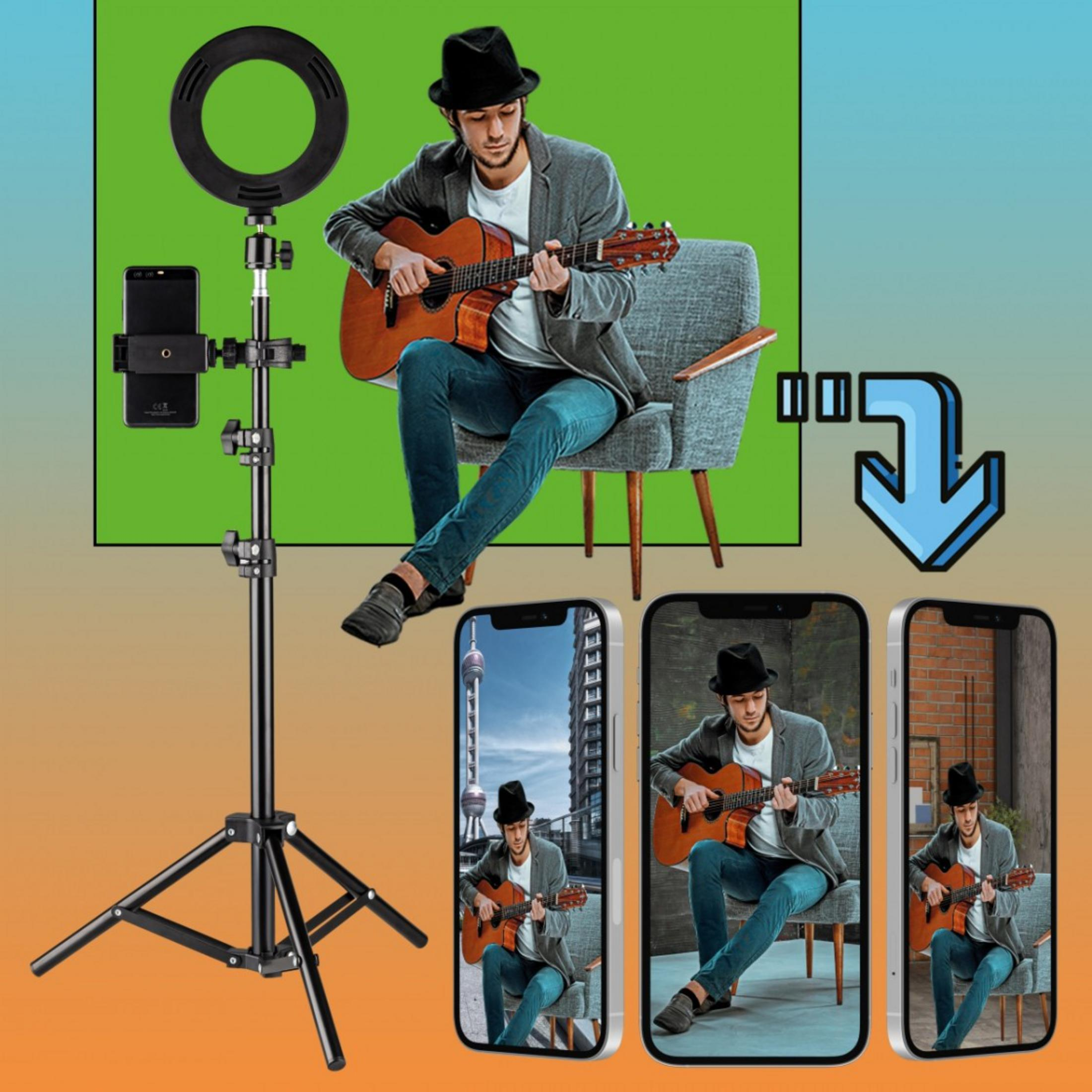 Un uomo suona la chitarra, con anello luminoso e supporto per telefono.